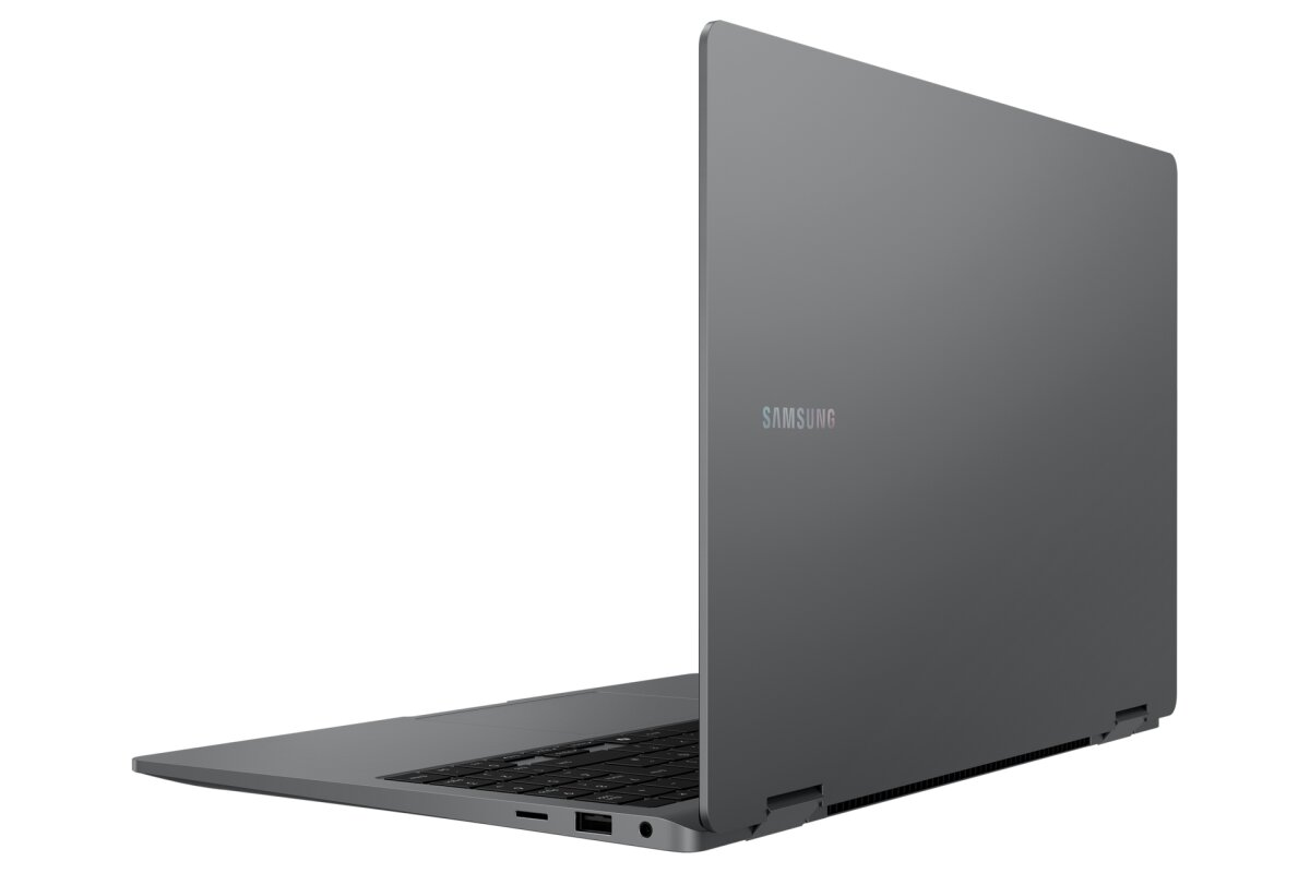 Un computer portatile Samsung grigio è parzialmente aperto su sfondo bianco.