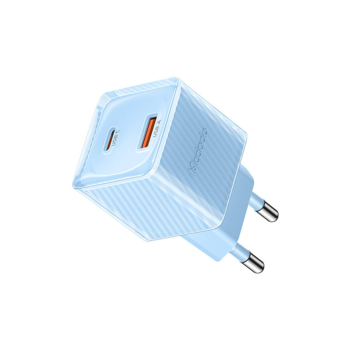 Bir USB-C ve bir USB-A yuvasına sahip açık mavi çift portlu USB duvar şarj cihazı.