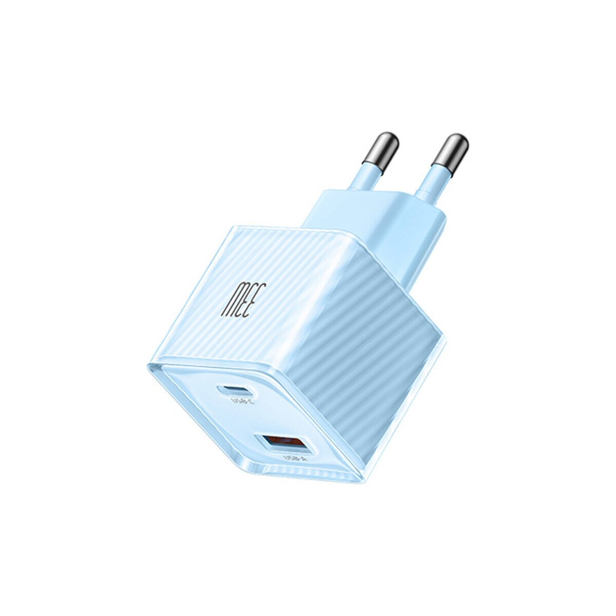 Beyaz arka planda USB-C ve USB-A bağlantı noktalarına, iki uca ve çizgili dokulu gövdeye sahip açık mavi duvar şarj cihazı.