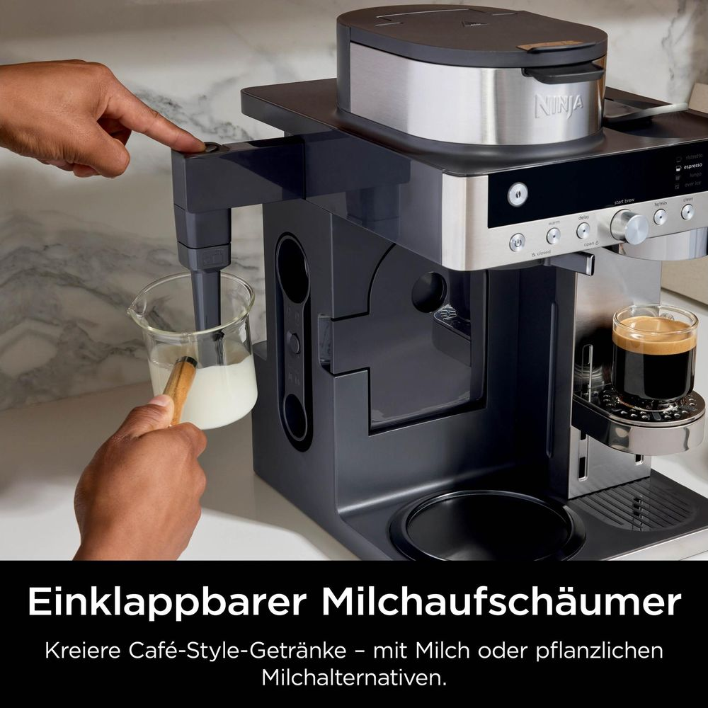 Una macchina da caffè Ninja monta il latte in un bicchiere mentre un espresso è in preparazione.