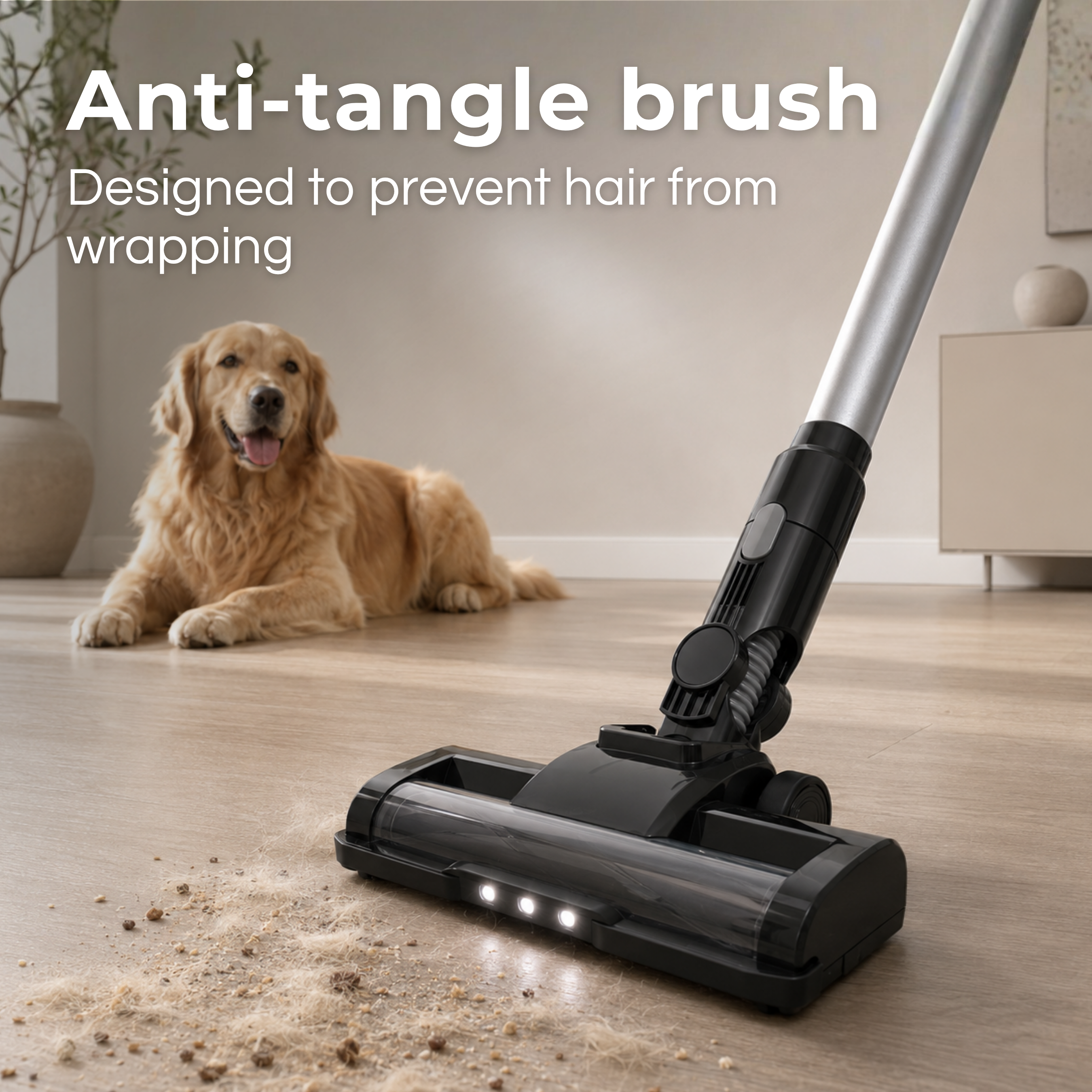 Un aspirateur nettoie des poils de chien sur un sol en bois tandis qu'un golden retriever se repose.