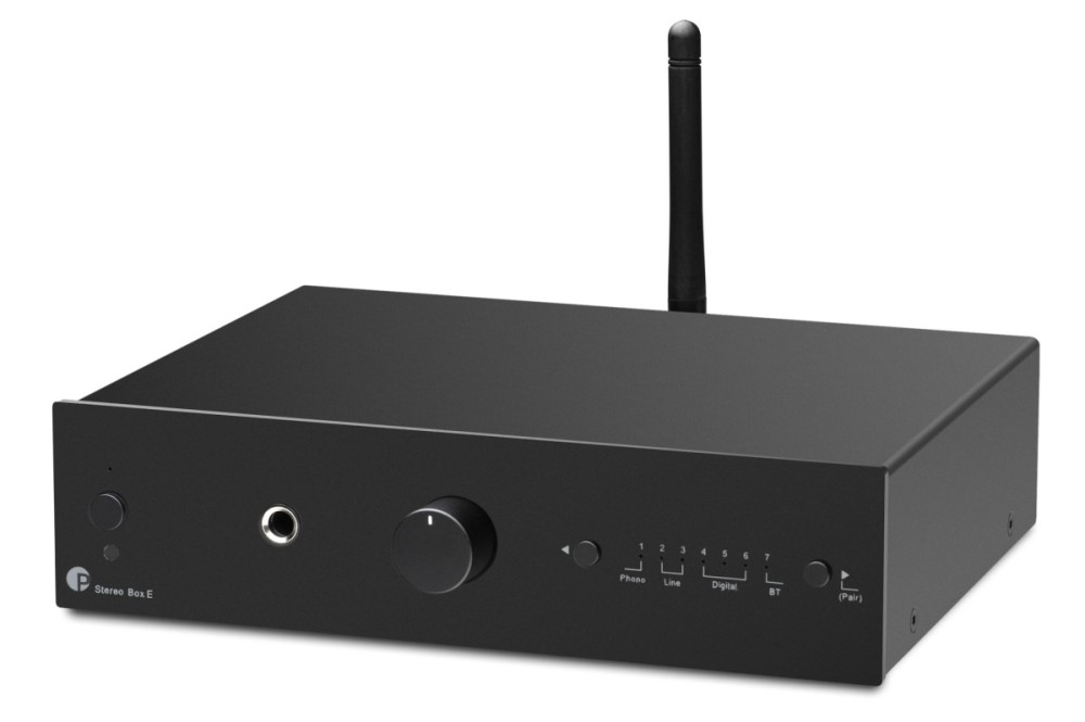 Czarny wzmacniacz Pro-Ject Stereo Box E z anteną, pokrętłem głośności, gniazdem słuchawkowym i przyciskami z przodu.