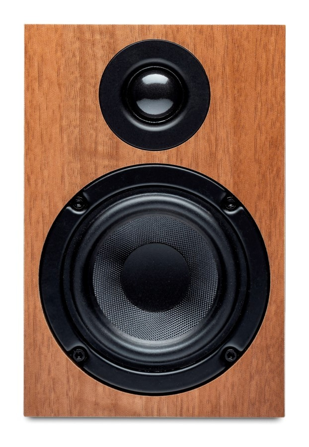 Głośnik studyjny o wykończeniu drewnianym z górnym głośnikiem wysokotonowym i większym niskotonowym.