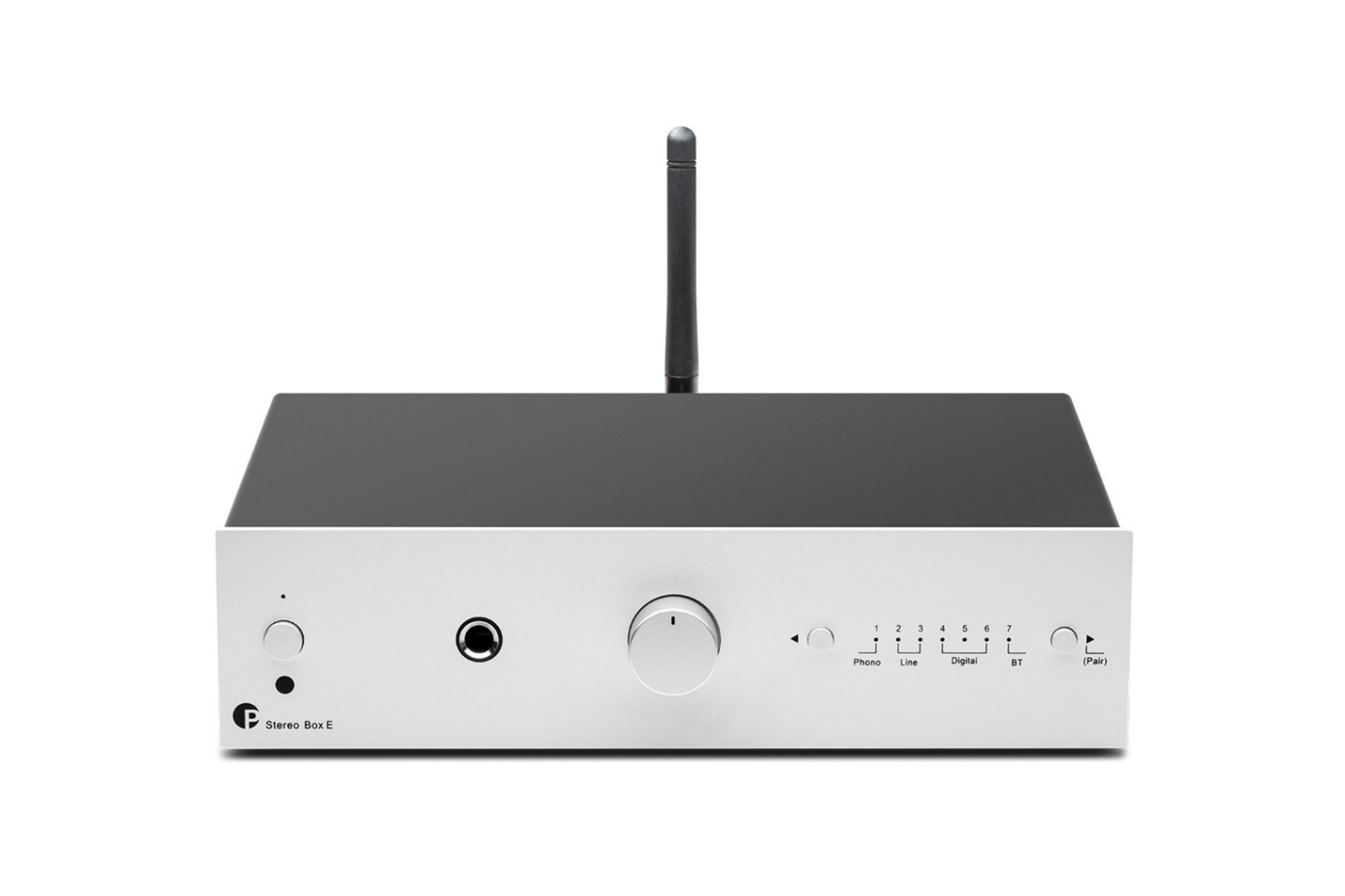 Srebrny wzmacniacz Stereo Box E z pokrętłami z przodu, gniazdem słuchawkowym i anteną na białym tle.