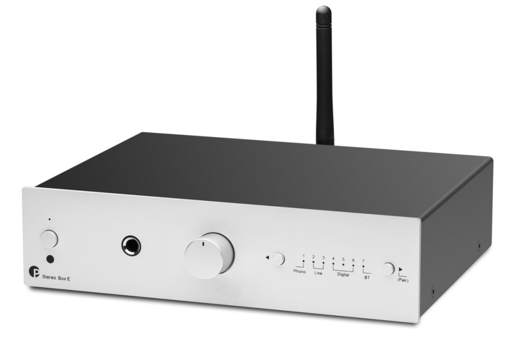 Srebrno-czarny wzmacniacz Stereo Box E z pokrętłem głośności i anteną.