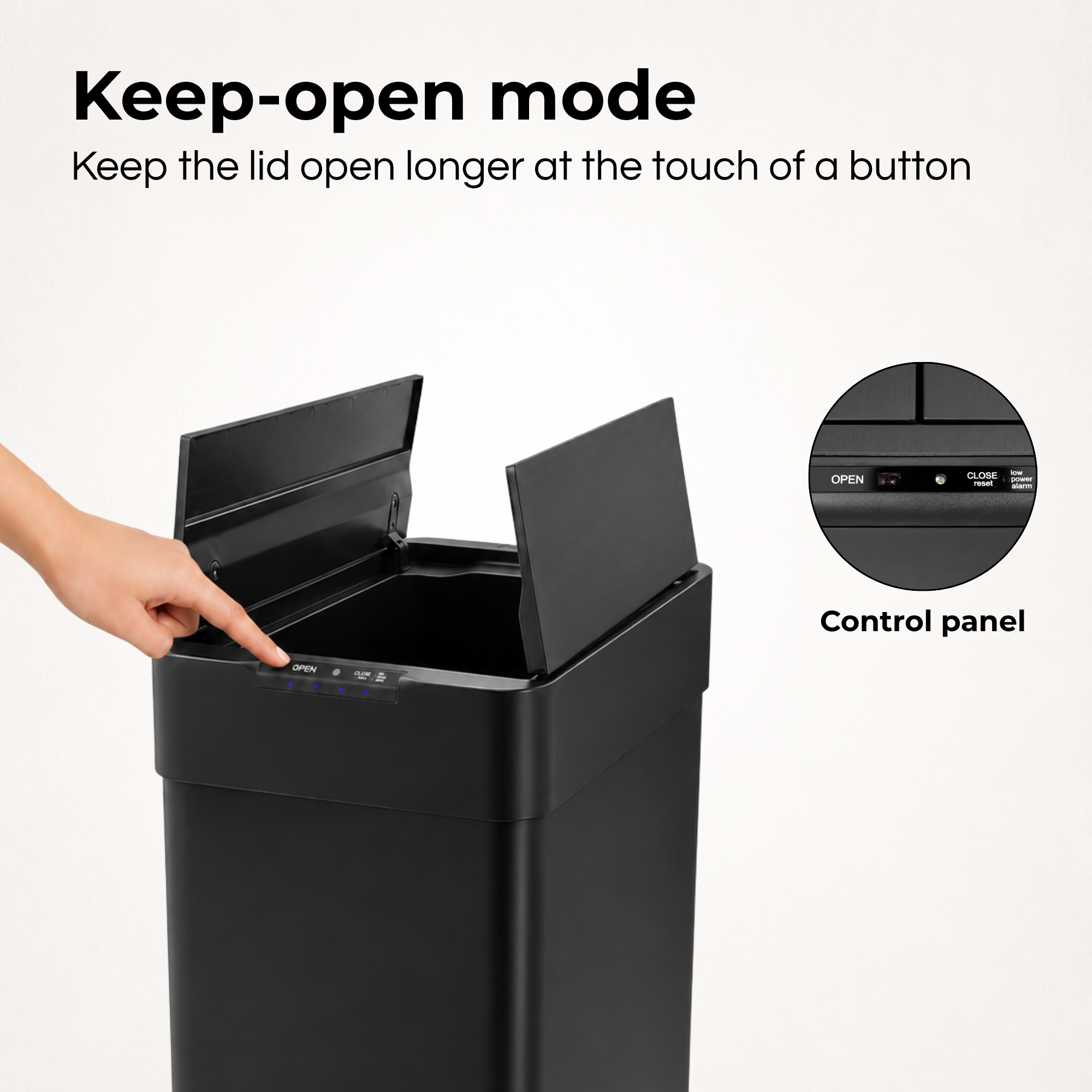 Mano che preme un pulsante su un cestino nero con coperchio aperto, con pannello di controllo ingrandito.