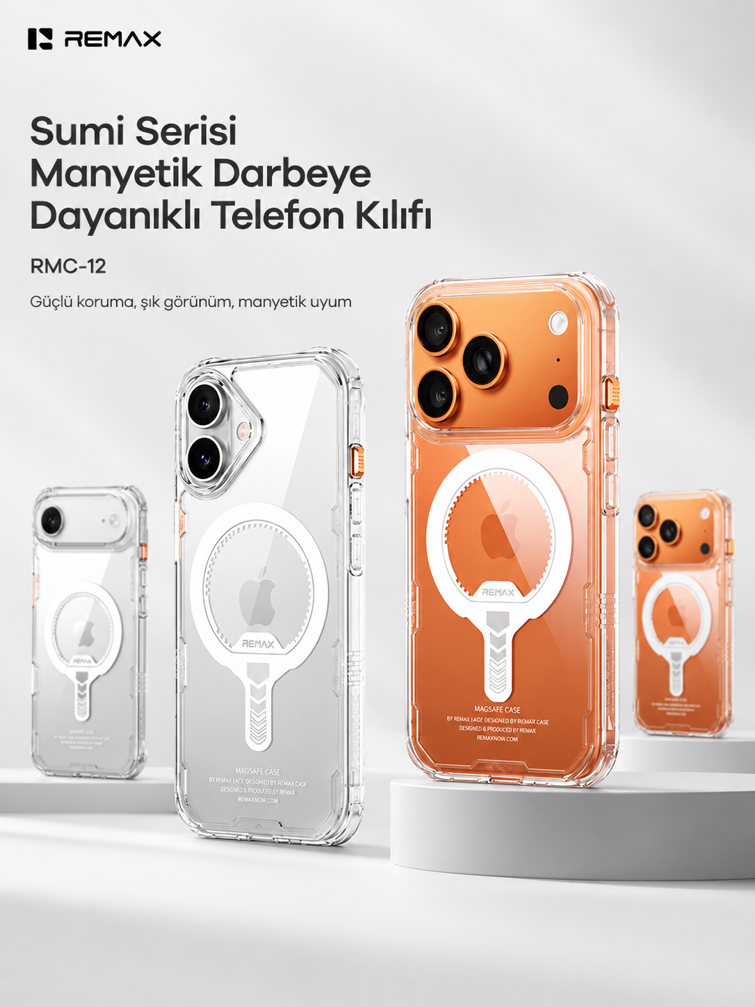 Beyaz kaideler üzerinde stantlı dört şeffaf MagSafe telefon kılıfı.