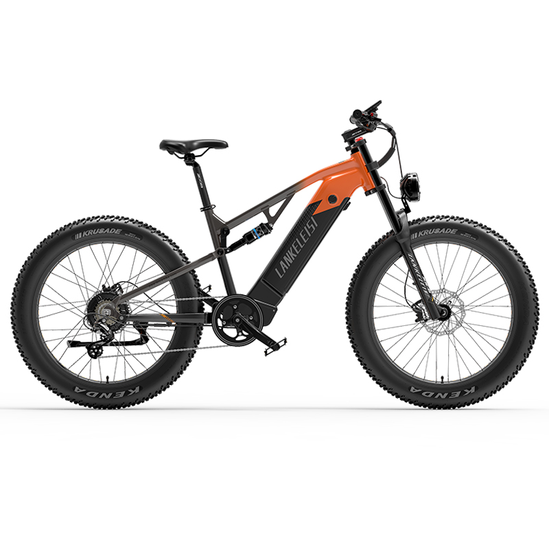 Una bicicleta eléctrica de montaña naranja y negra con neumáticos gruesos Kenda y doble suspensión sobre fondo blanco.