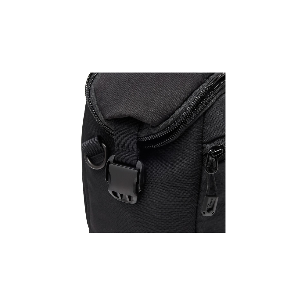 Nahaufnahme einer schwarzen Tasche mit Schnalle, Reißverschluss und D-Ring.