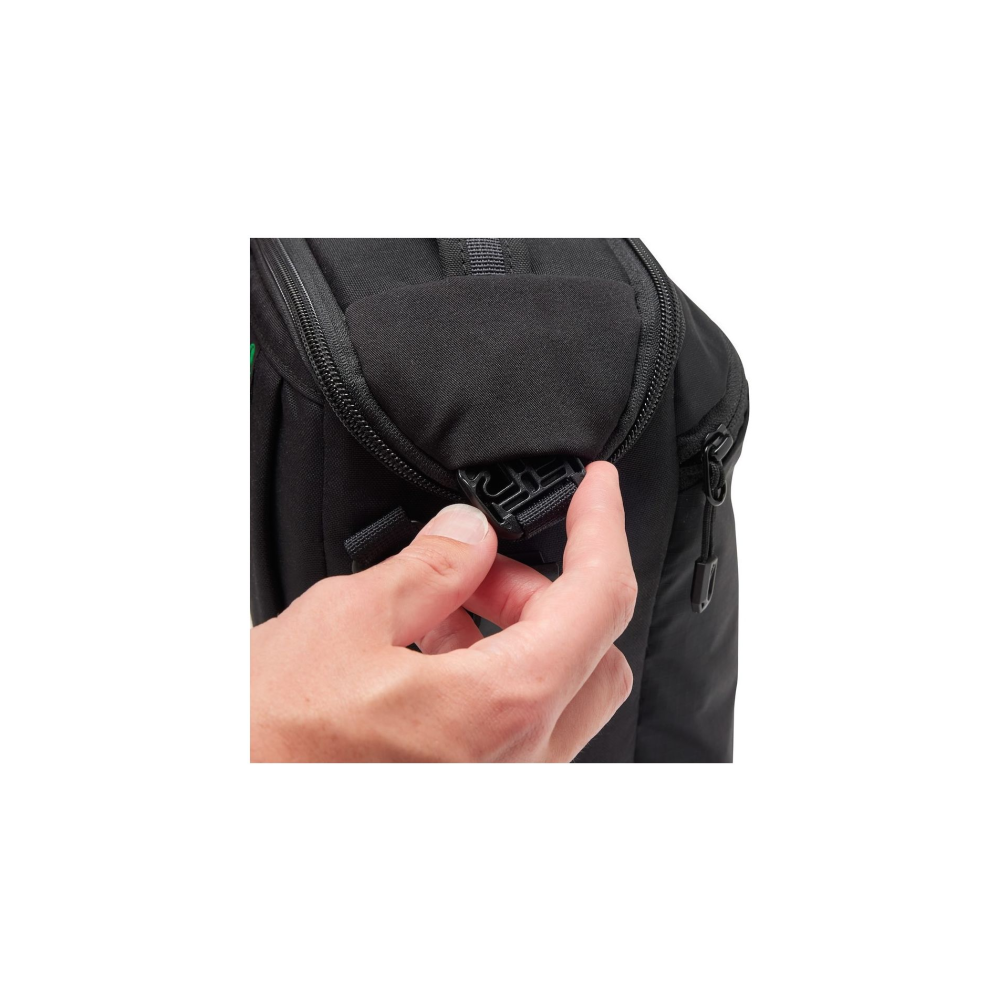 Eine Hand öffnet eine Plastikschnalle an einer schwarzen Tasche.