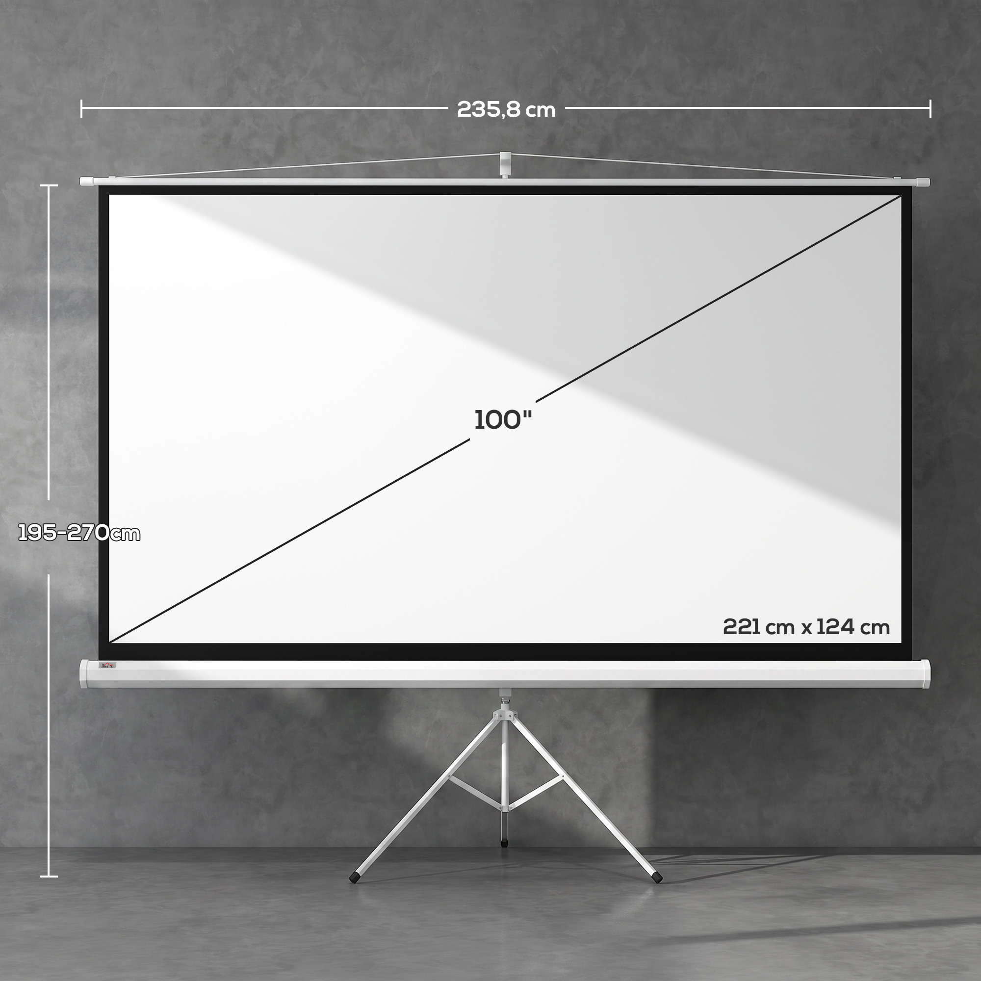 Una pantalla de proyección de 100 pulgadas en un trípode contra una pared de hormigón gris con medidas.