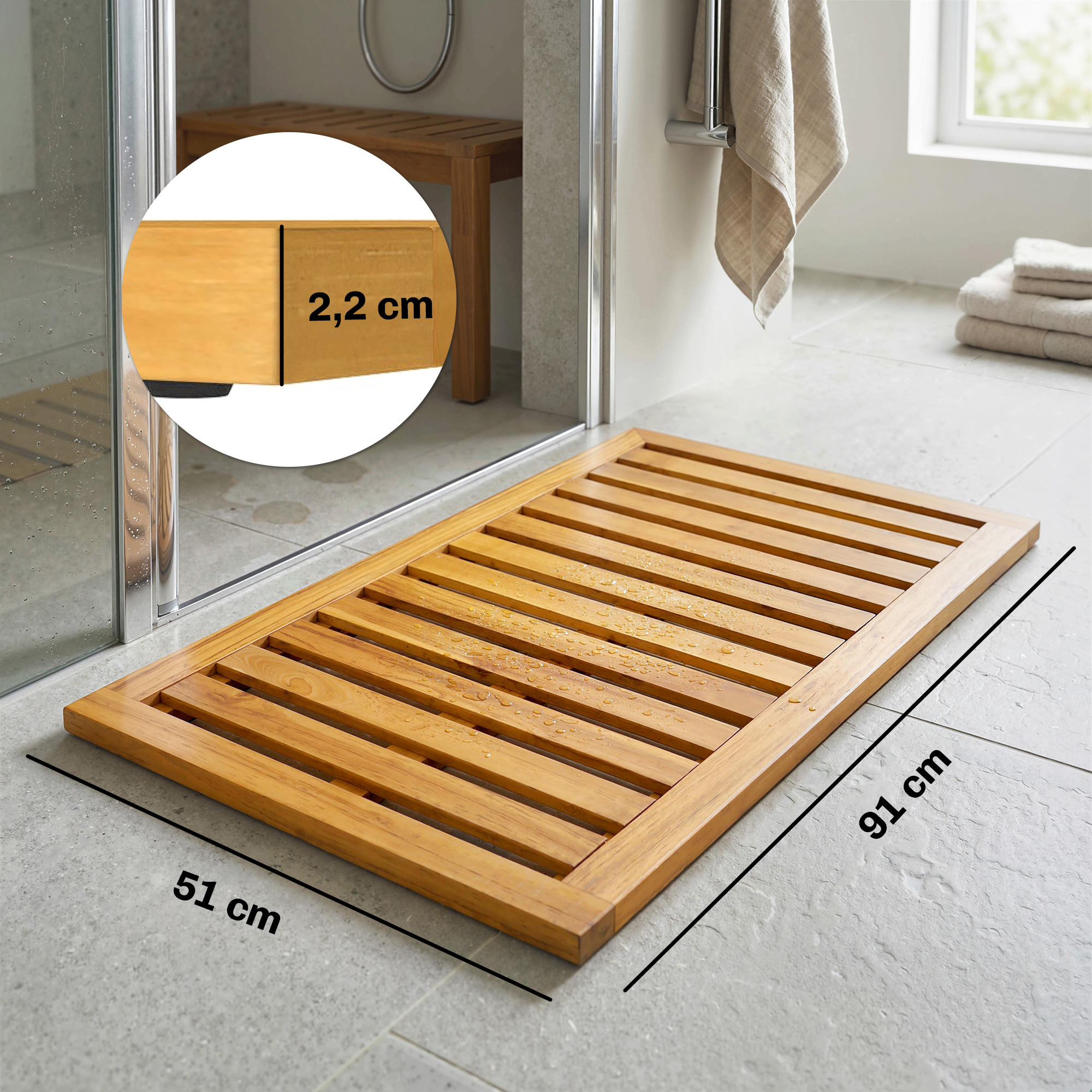Alfombrilla de baño de madera en suelo de baldosas con medidas de 91x51 cm y 2,2 cm.