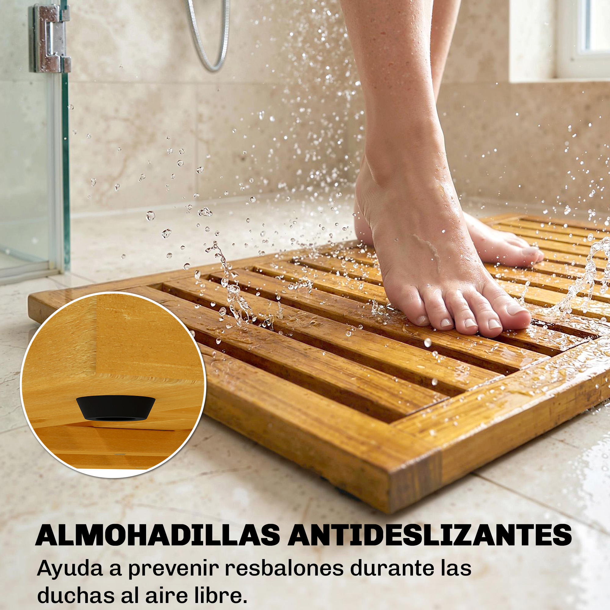 Pies descalzos sobre una alfombrilla de ducha de madera mojada con agua salpicando y un detalle de una almohadilla.