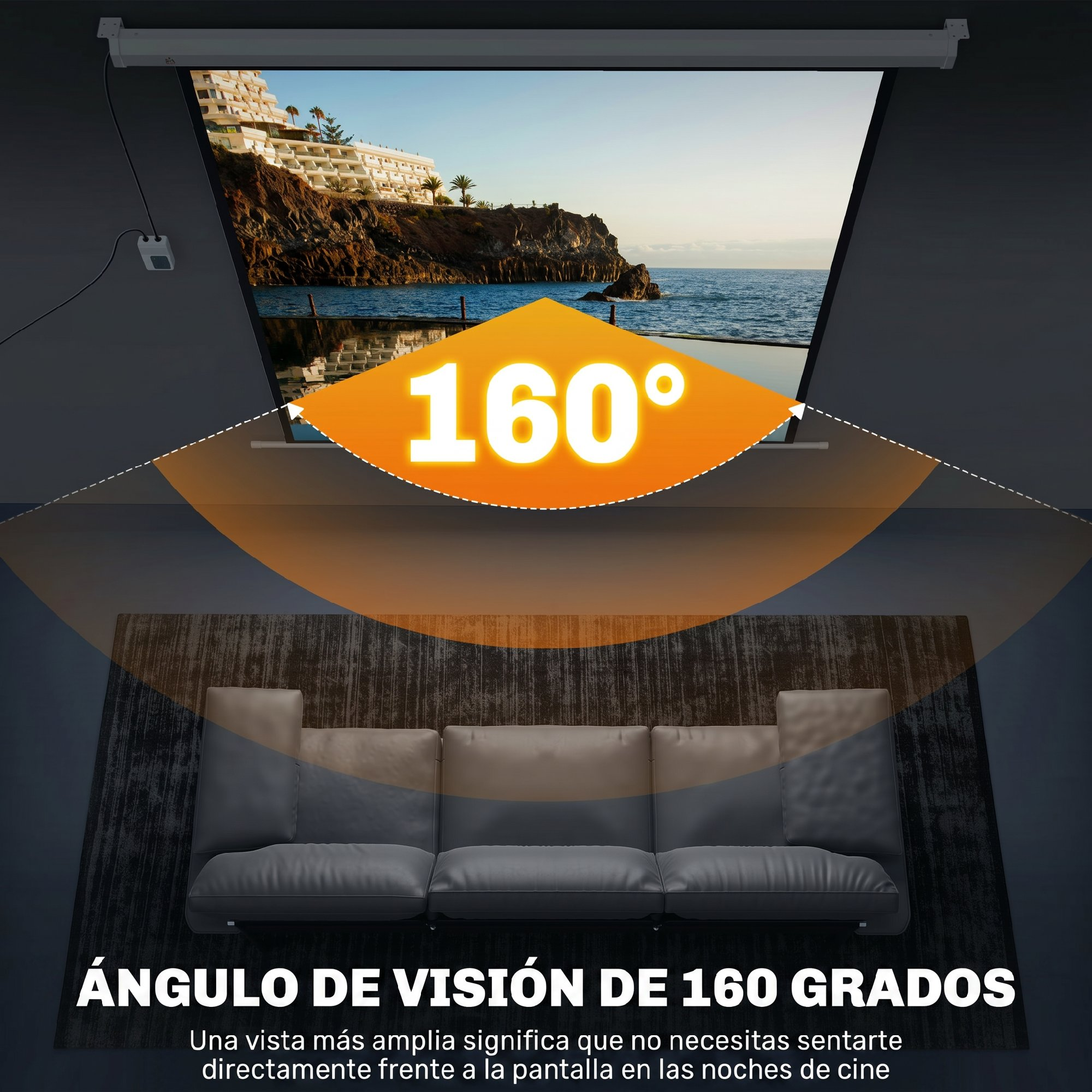 Pantalla de proyector que muestra una vista costera con un ángulo de visión de 160 grados sobre un sofá gris.