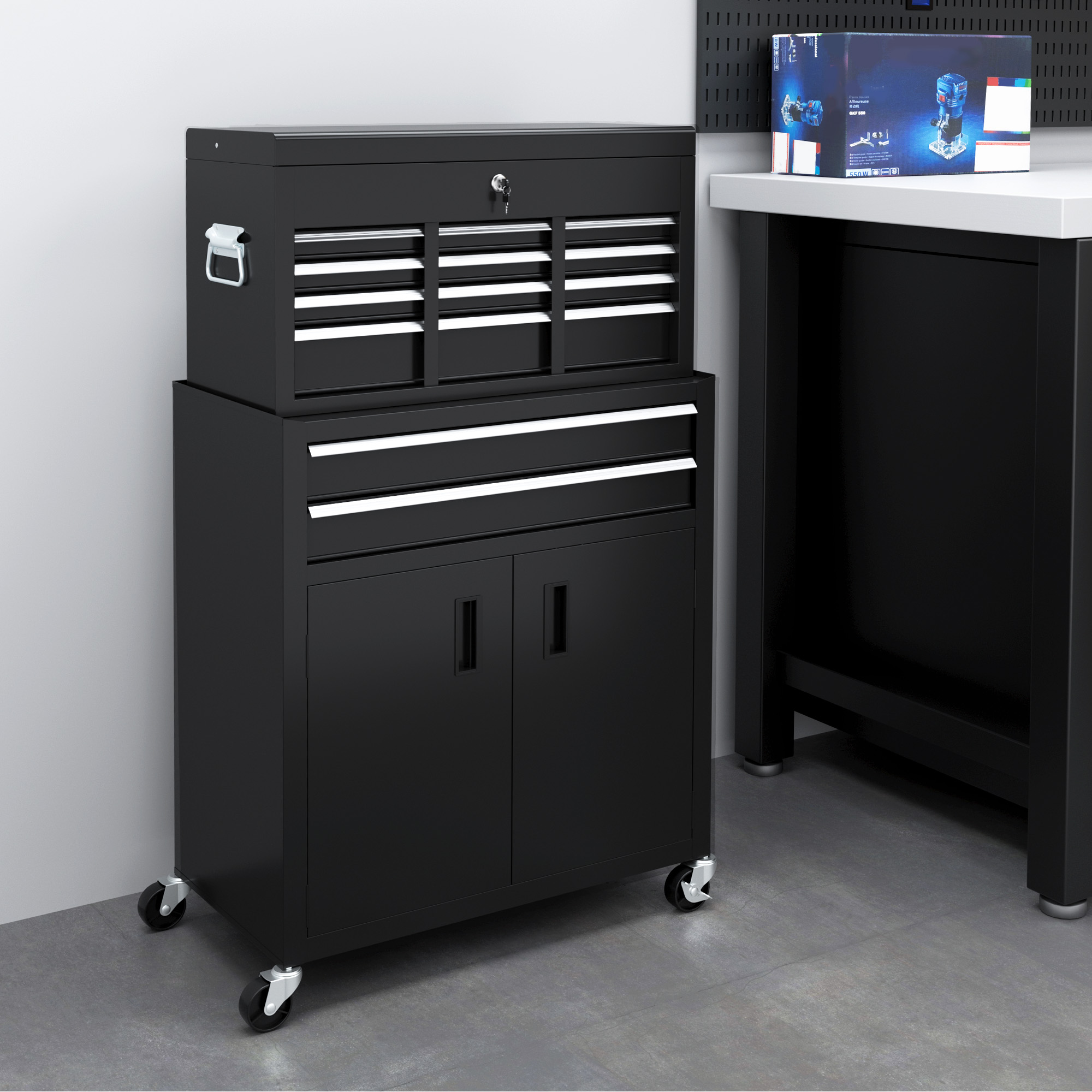 Gabinete de herramientas negro con ruedas, cajones y puertas en un taller.