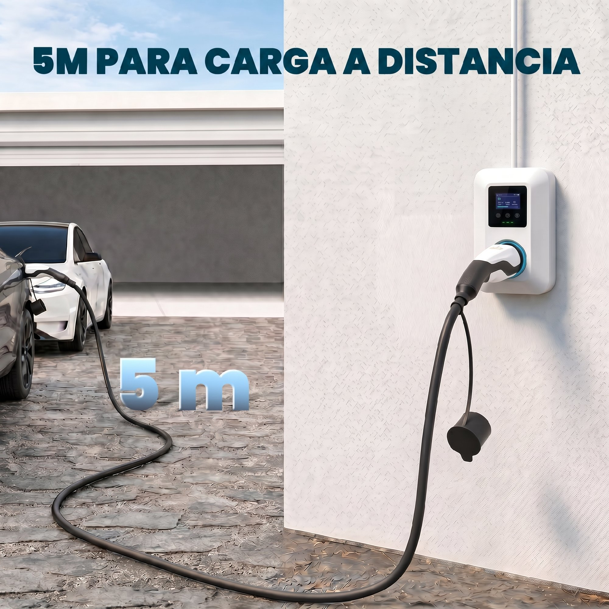 Un coche eléctrico blanco se carga al aire libre con un cargador de pared y un cable de 5 metros.