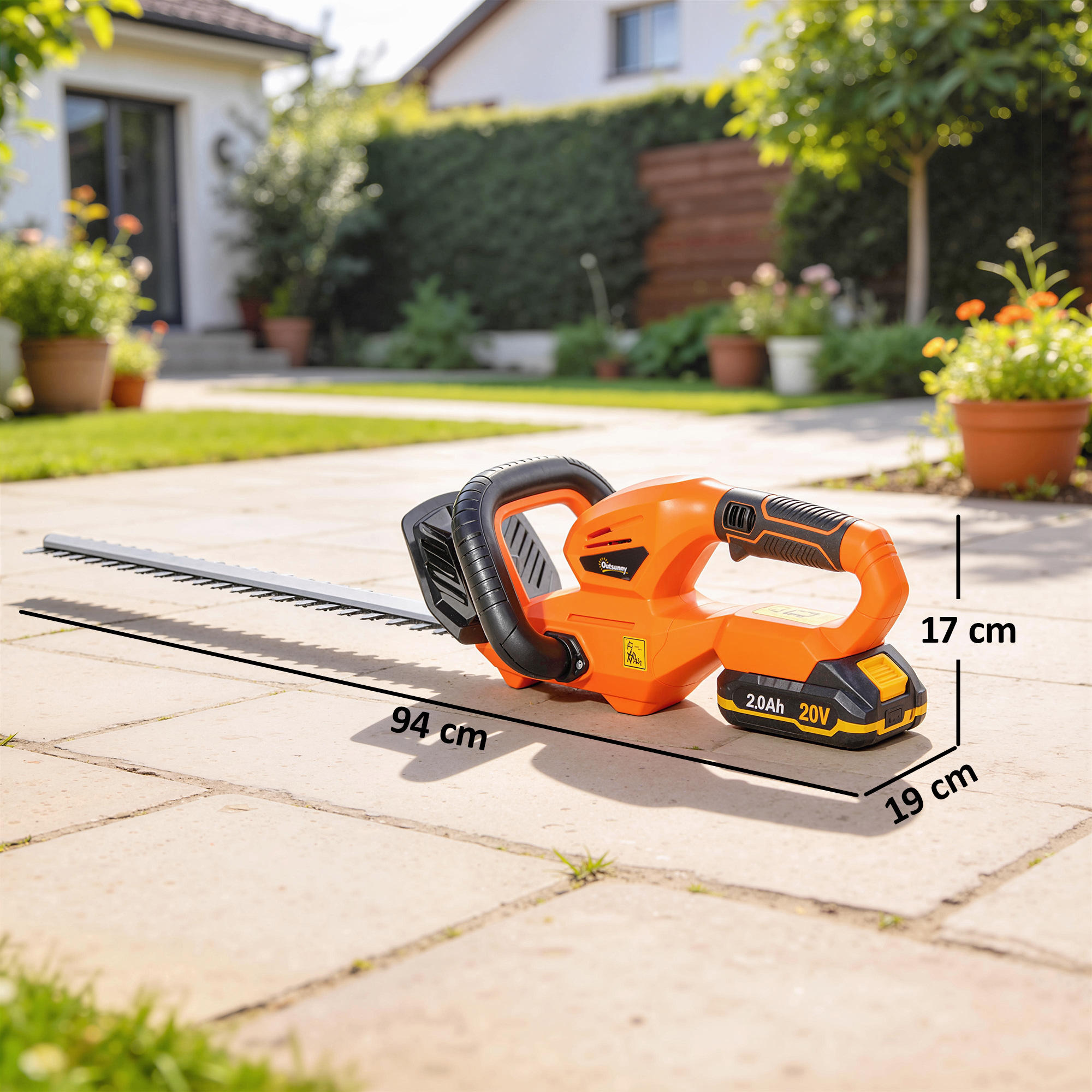 Cortasetos inalámbrico naranja con líneas de dimensión en un patio.
