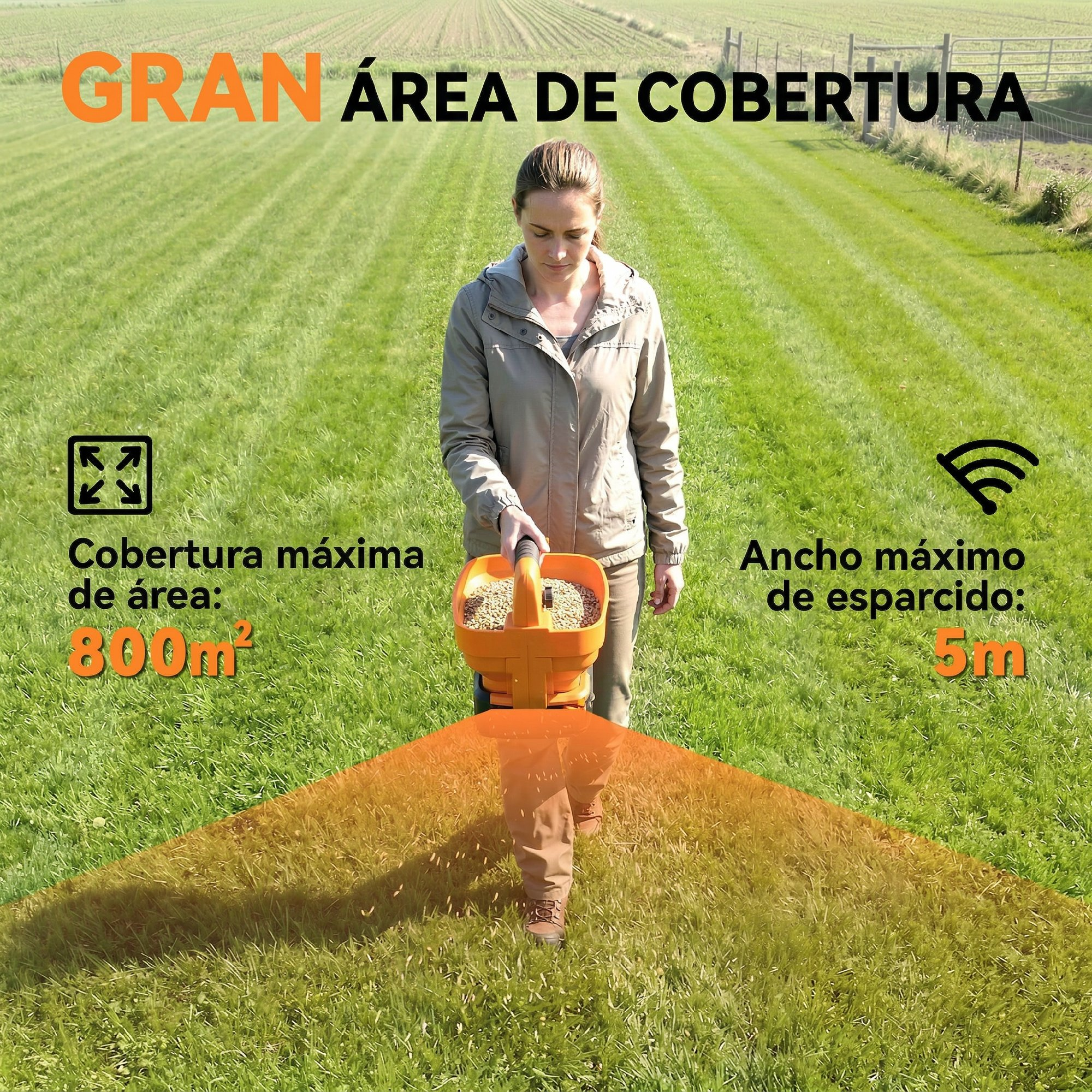 Una mujer camina por un campo verde sosteniendo un esparcidor manual naranja.
