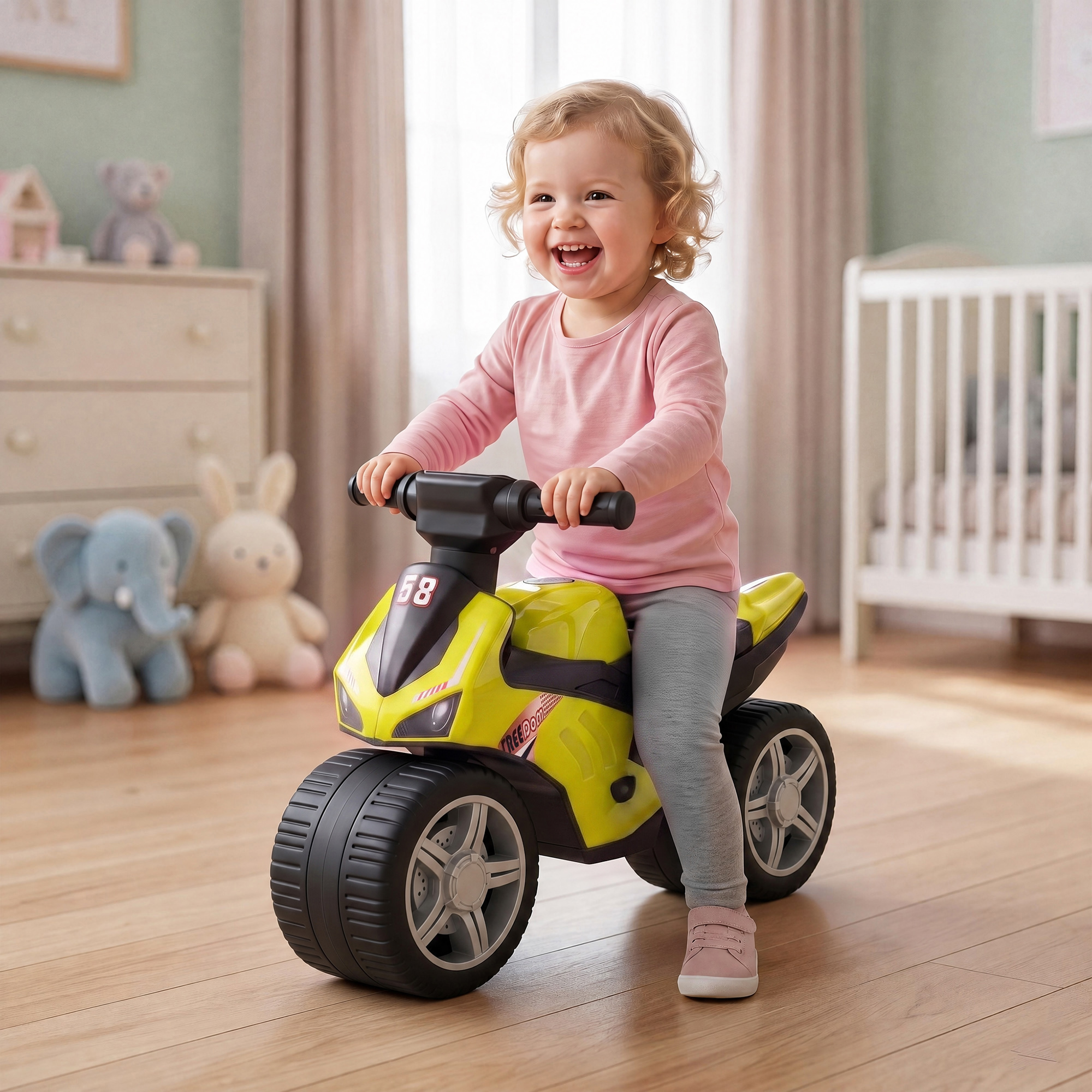 Niño pequeño ríe mientras monta una moto de juguete amarilla en su habitación.