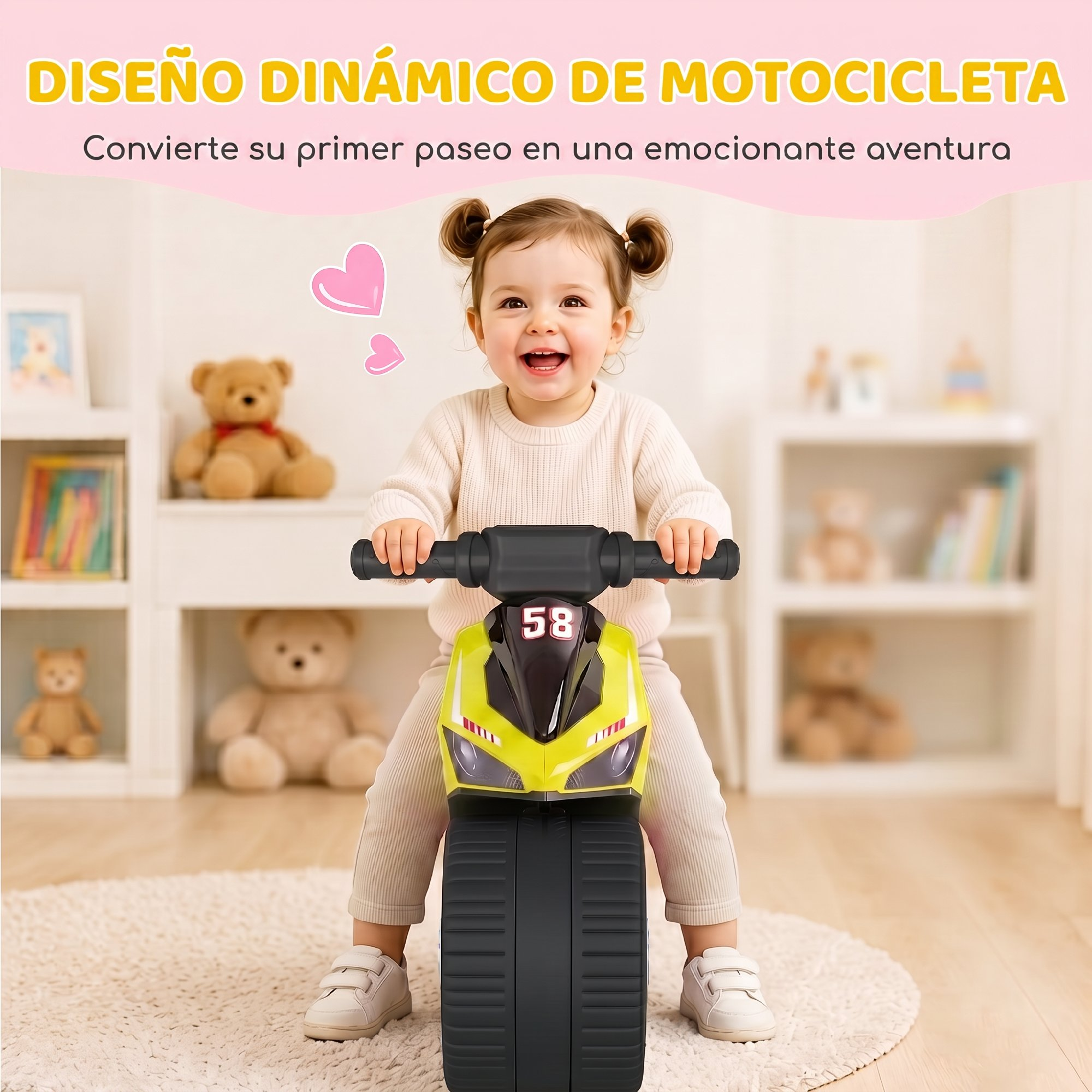 Niño pequeño sentado feliz en una motocicleta de juguete amarilla y negra en una habitación.
