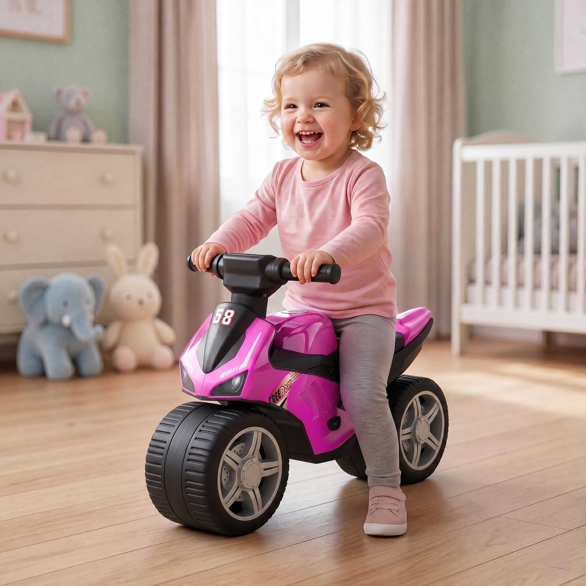 Un niño pequeño feliz monta en una motocicleta de juguete rosa en una habitación infantil luminosa.