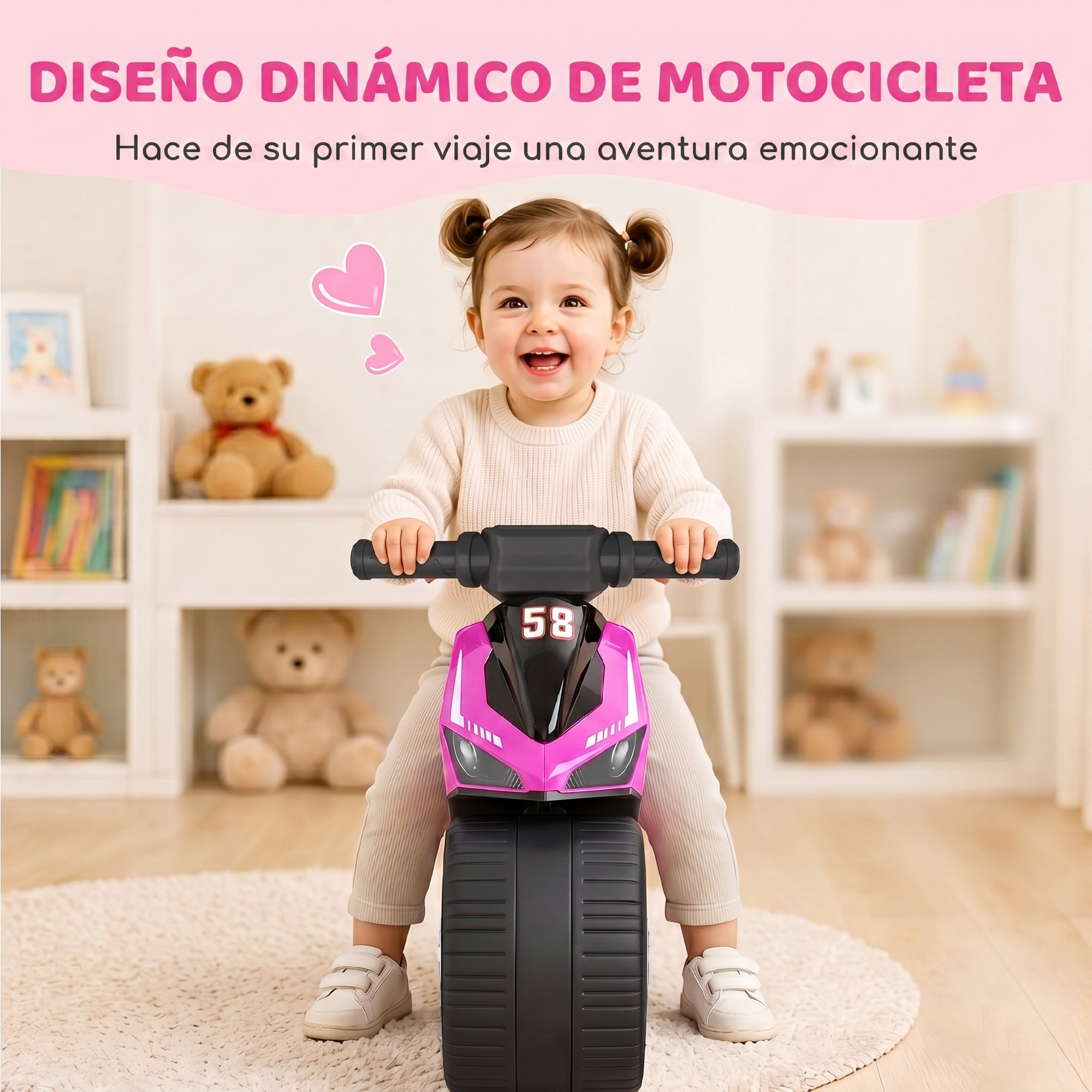 Una niña pequeña sonríe feliz sobre una moto de juguete rosa en una habitación con osos de peluche.