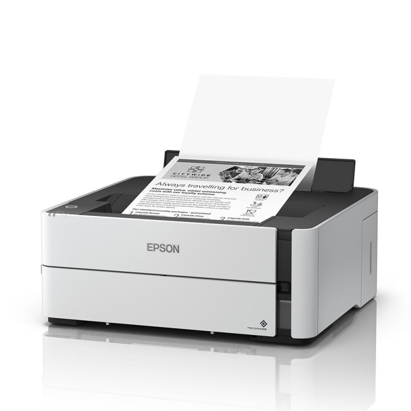 Una stampante Epson bianca con un documento stampato che emerge dal vassoio superiore.