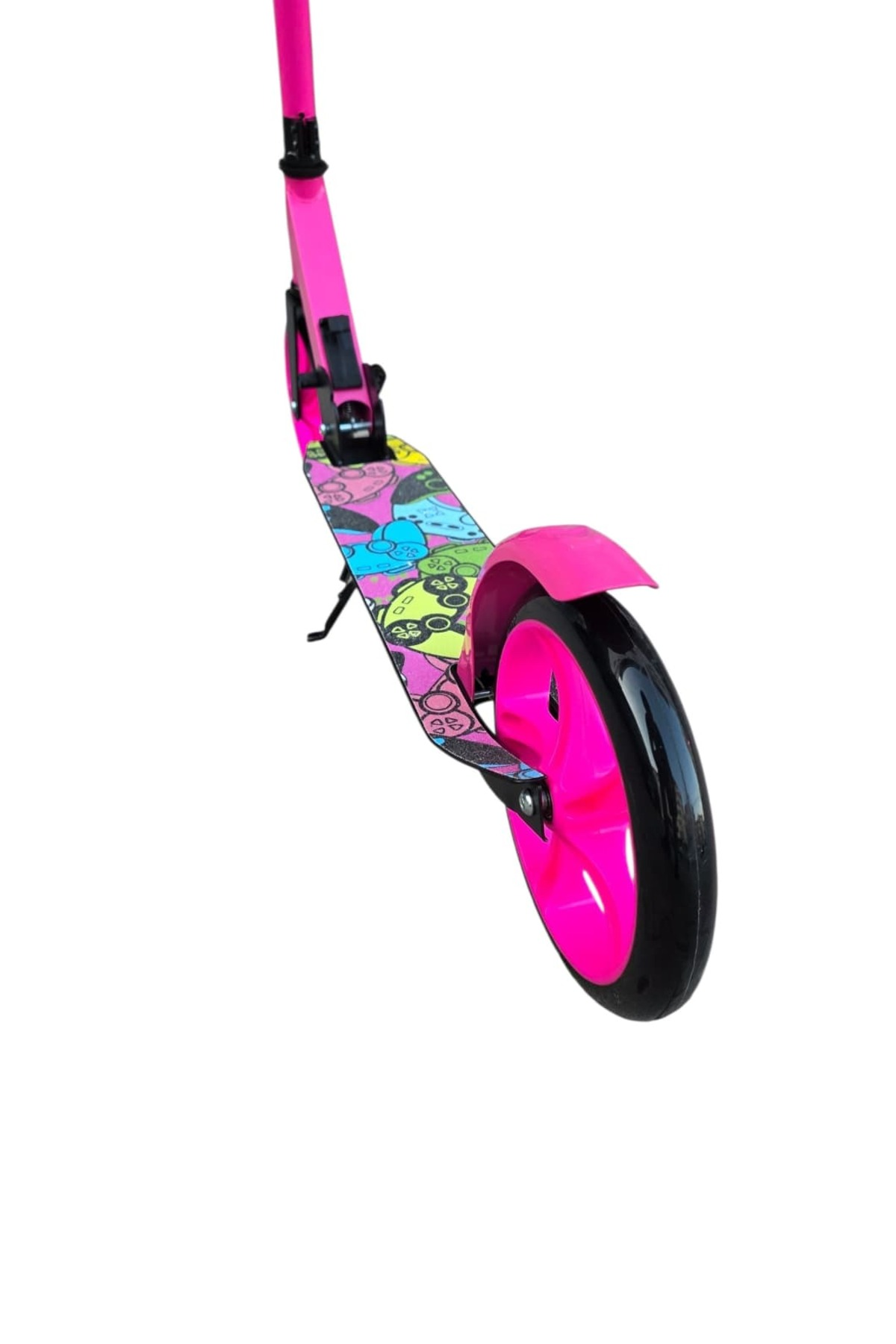 Basamağında renkli çıkartmalar, siyah arka tekerlek ve pembe jant bulunan pembe bir scooter.