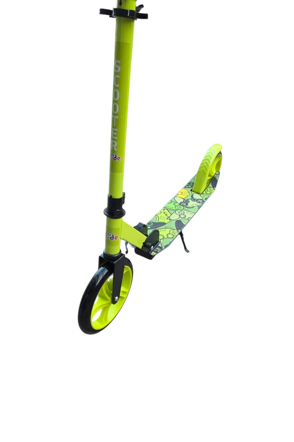 Siyah gidonlu ve tekerlekli neon yeşili bir scooter beyaz zemin üzerinde duruyor.