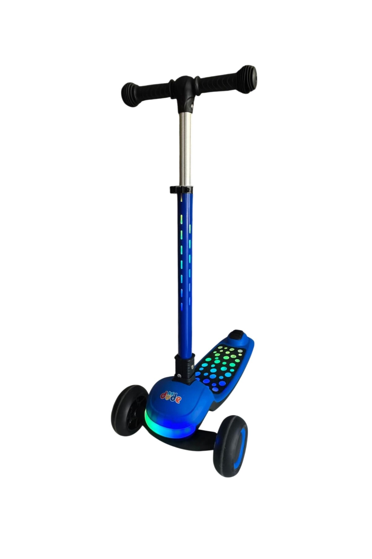 Beyaz arka plan üzerinde güvertesinde ve ön tekerleklerinde parlayan ışıklar olan mavi üç tekerlekli çocuk scooter.