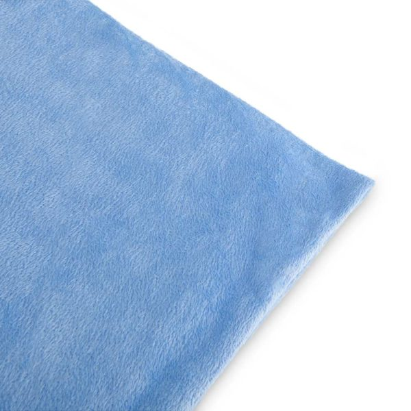 Un primer plano de tela de felpa azul suave sobre fondo blanco.