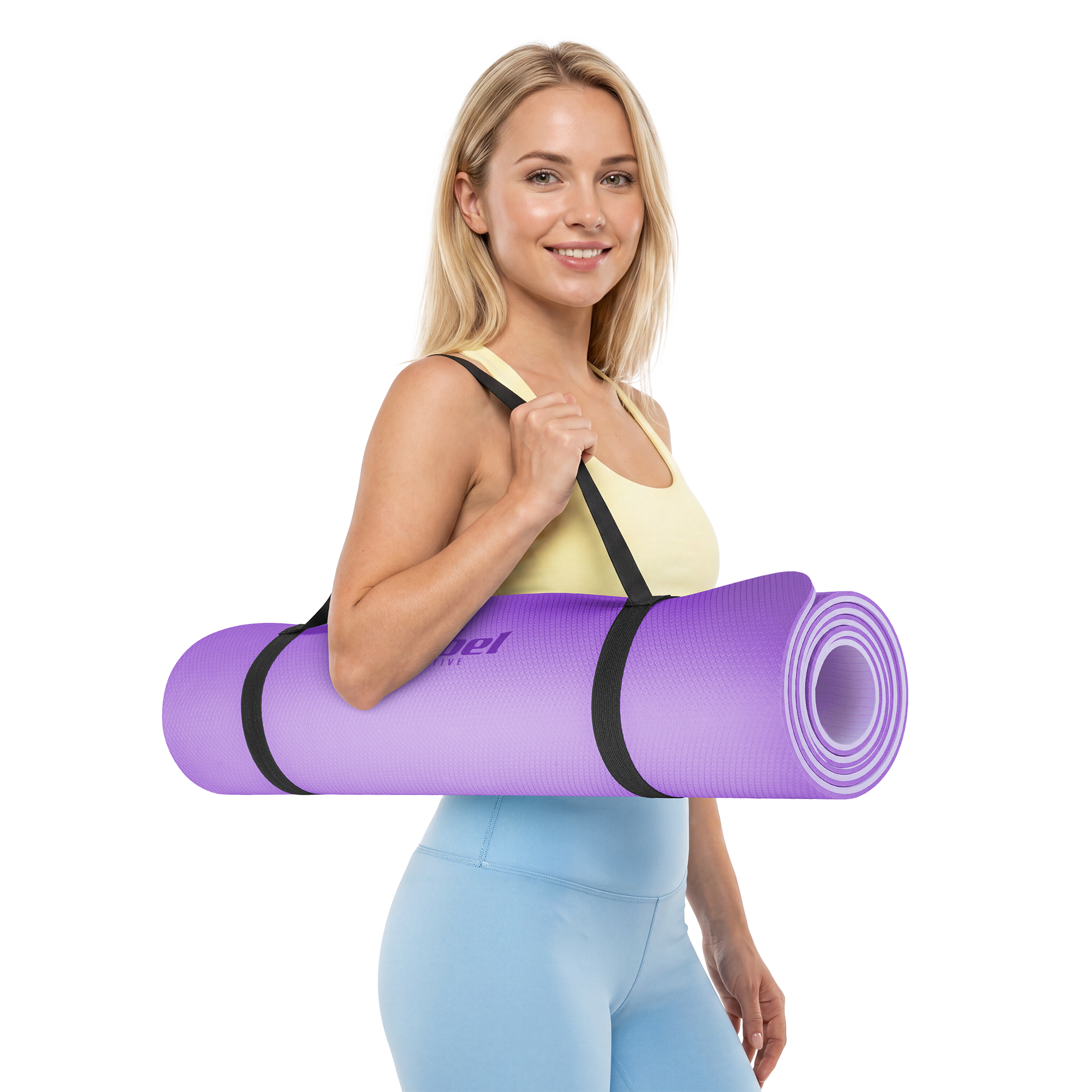 Blond kobieta w stroju sportowym trzyma zwiniętą fioletową matę do jogi na czarnym tle.