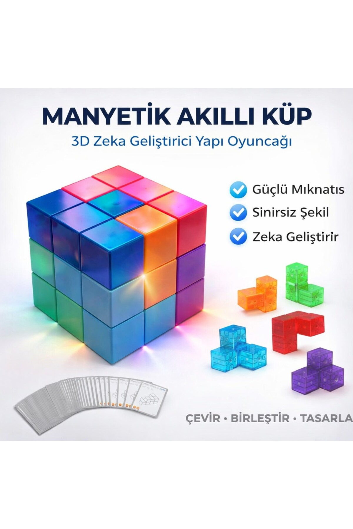 Beyaz arka planda kartlar ve küçük yapı blokları olan renkli bir manyetik küp bulmaca seti.