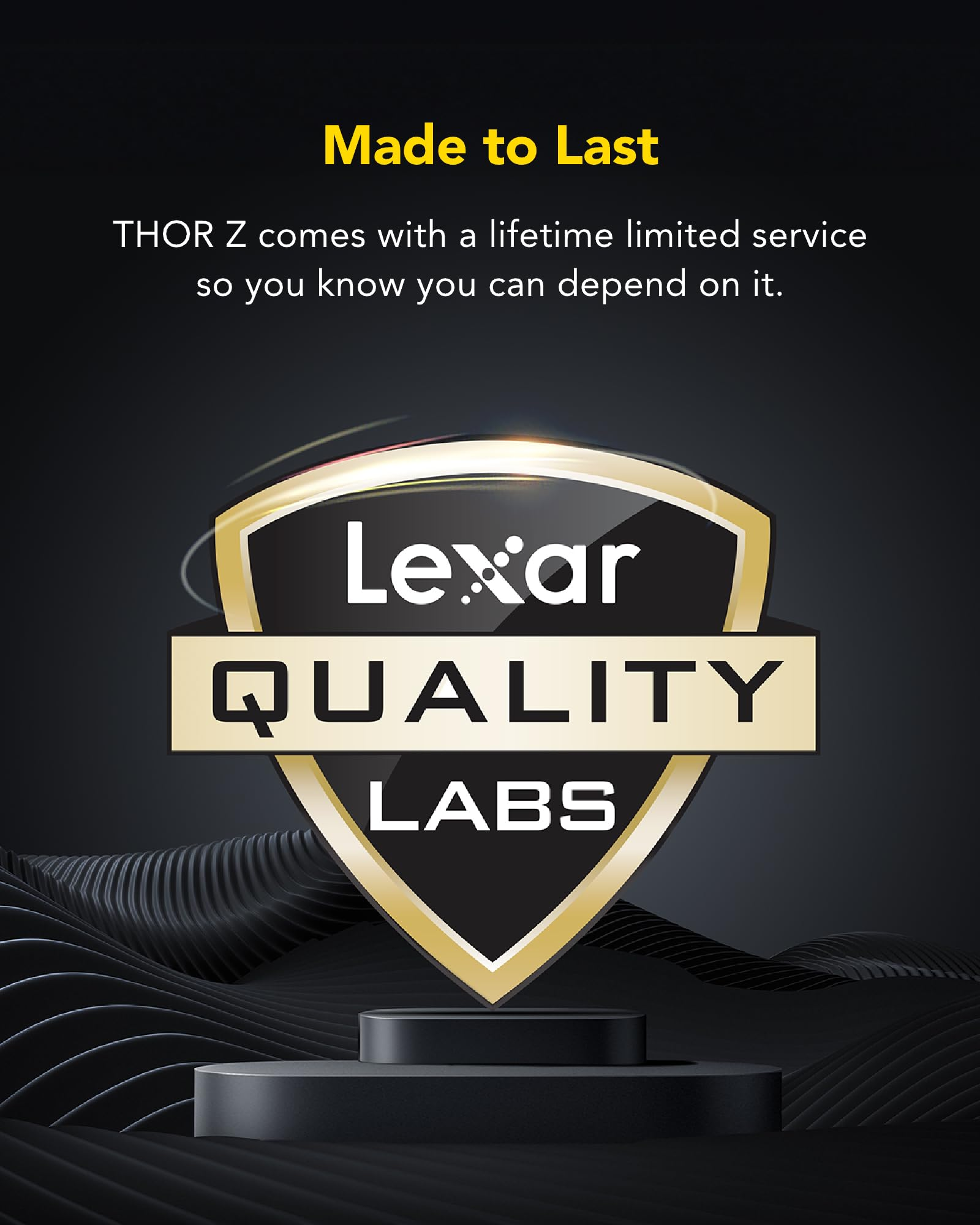 Un blason Lexar Quality Labs sur un podium devant un fond sombre.