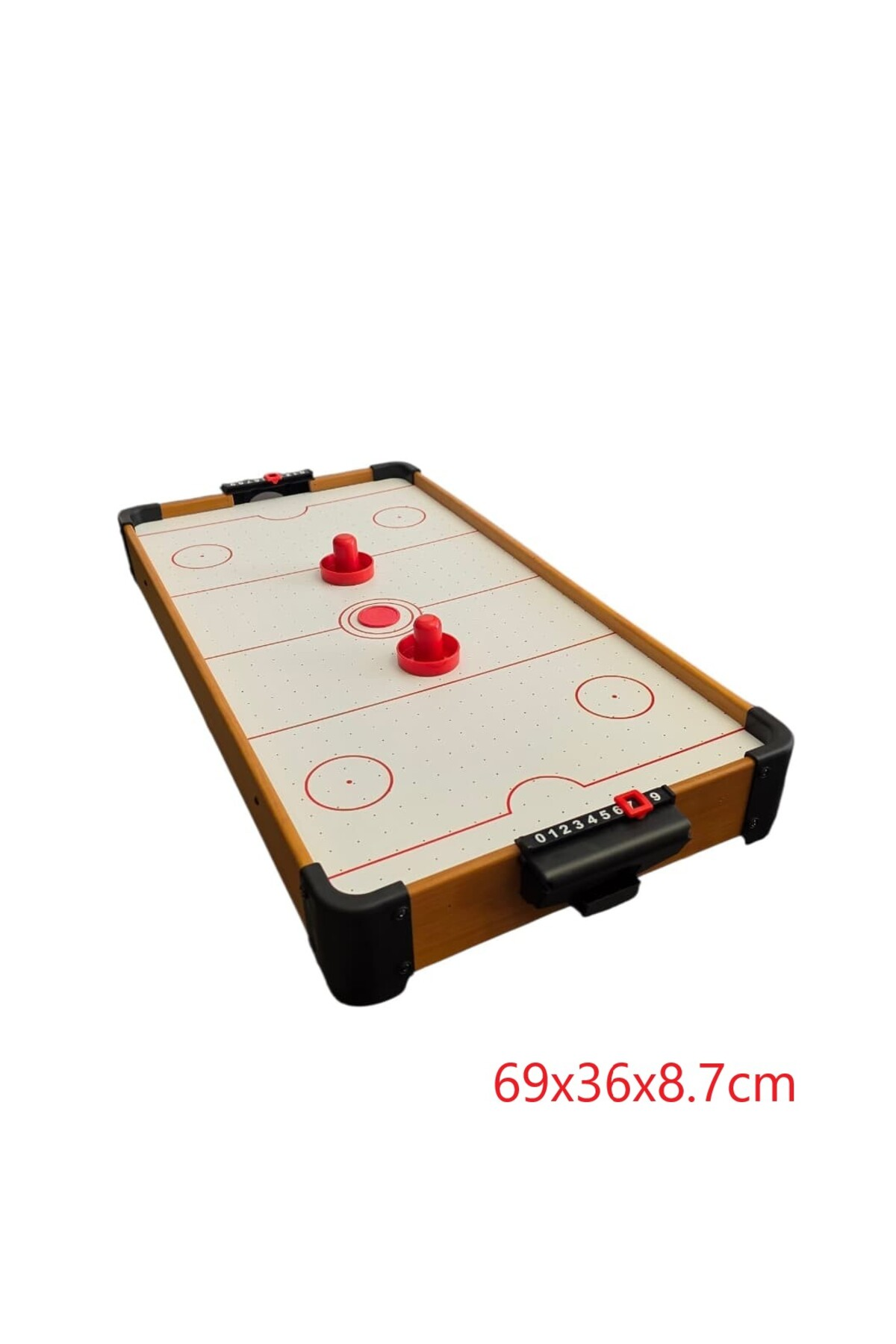 Kırmızı iticileri ve diski olan, 69x36x8.7cm ölçülerinde ahşap masaüstü air hockey oyunu.