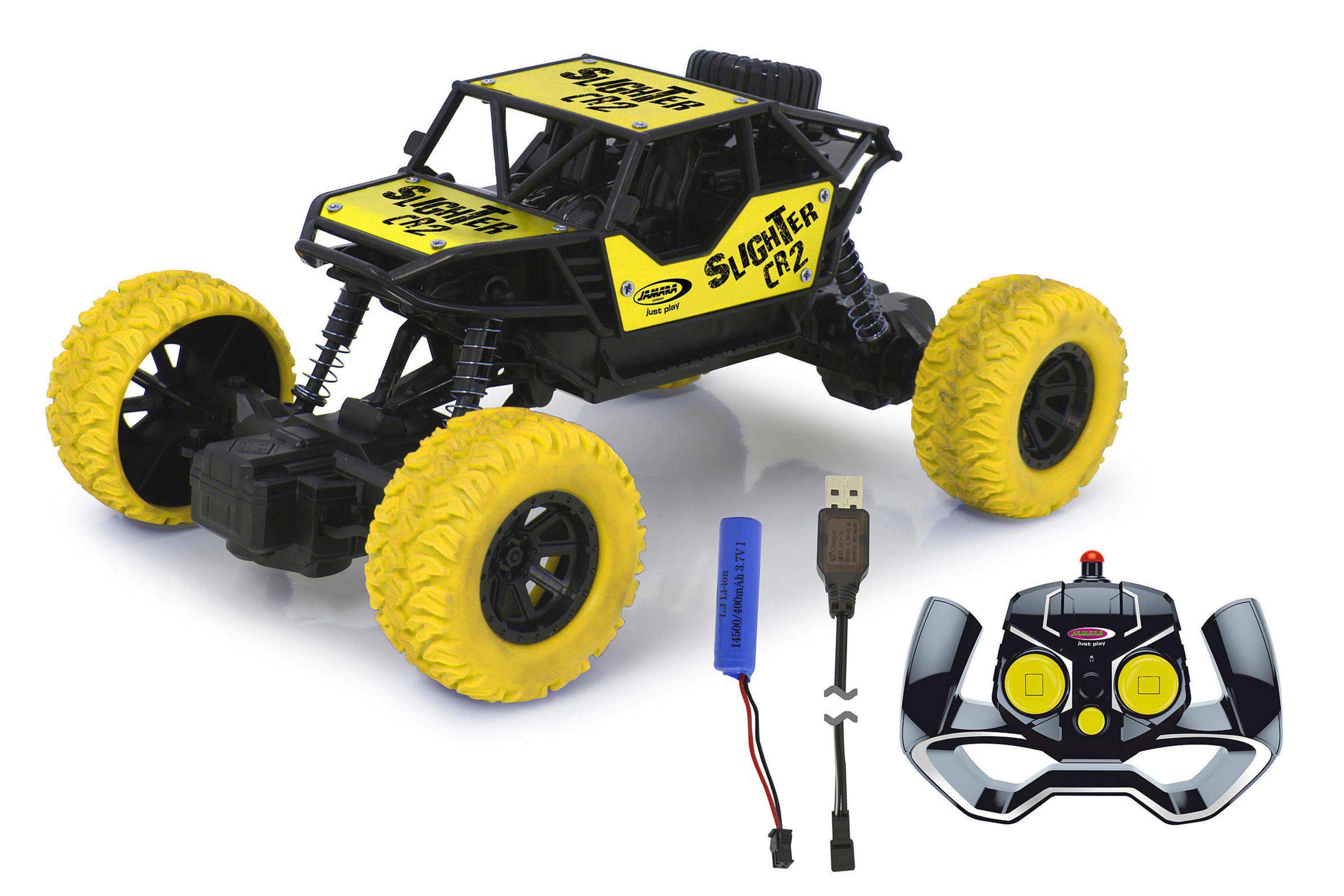Gelb-schwarzes RC-Auto mit großen Reifen, USB-Ladekabel und Fernbedienung auf weißem Hintergrund.