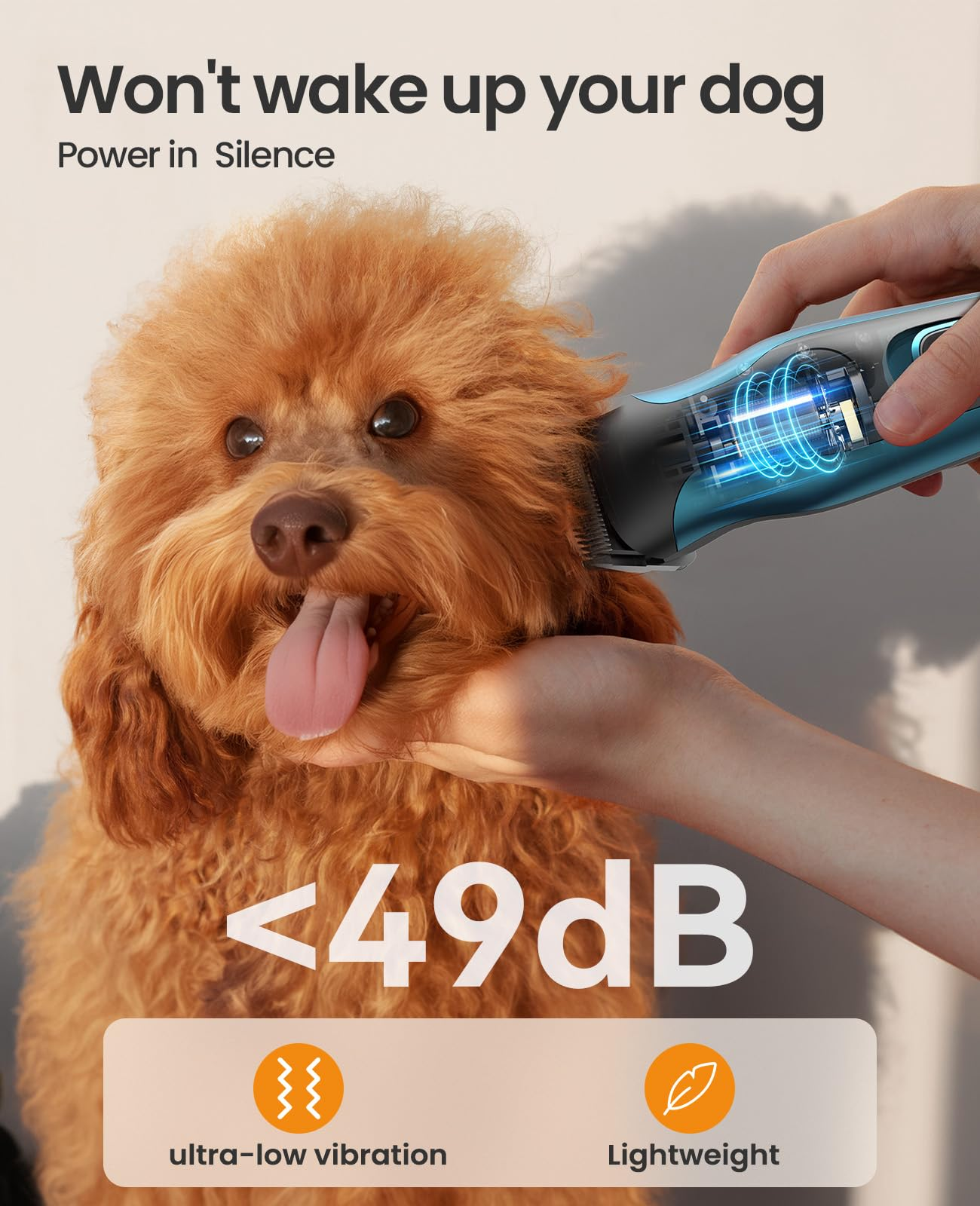 Une main utilise une tondeuse bleue silencieuse sur un caniche marron duveteux.