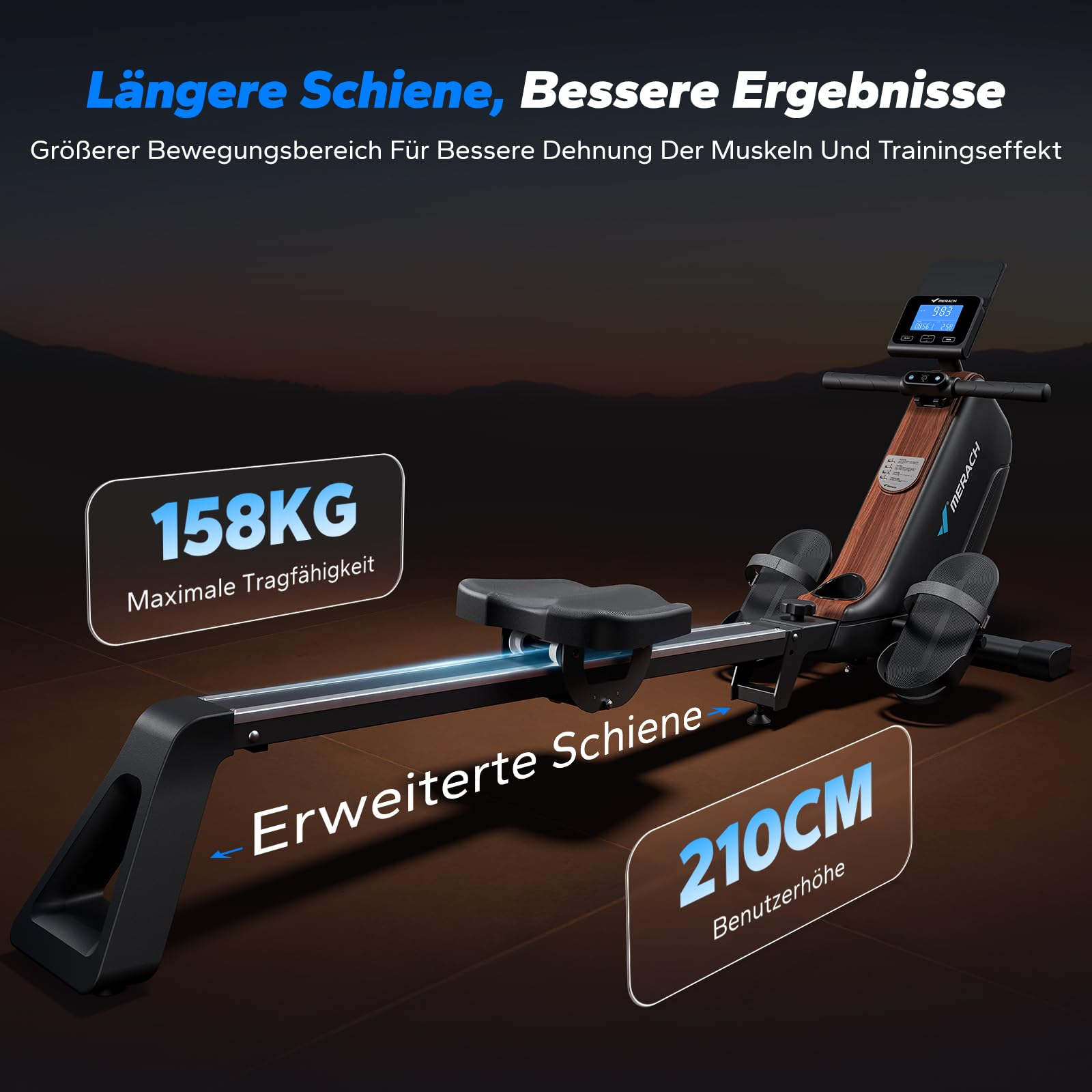 Ein hölzernes Rudergerät mit erweiterter Schiene, Display, Sitz und Fußstützen vor dunklem Hintergrund.