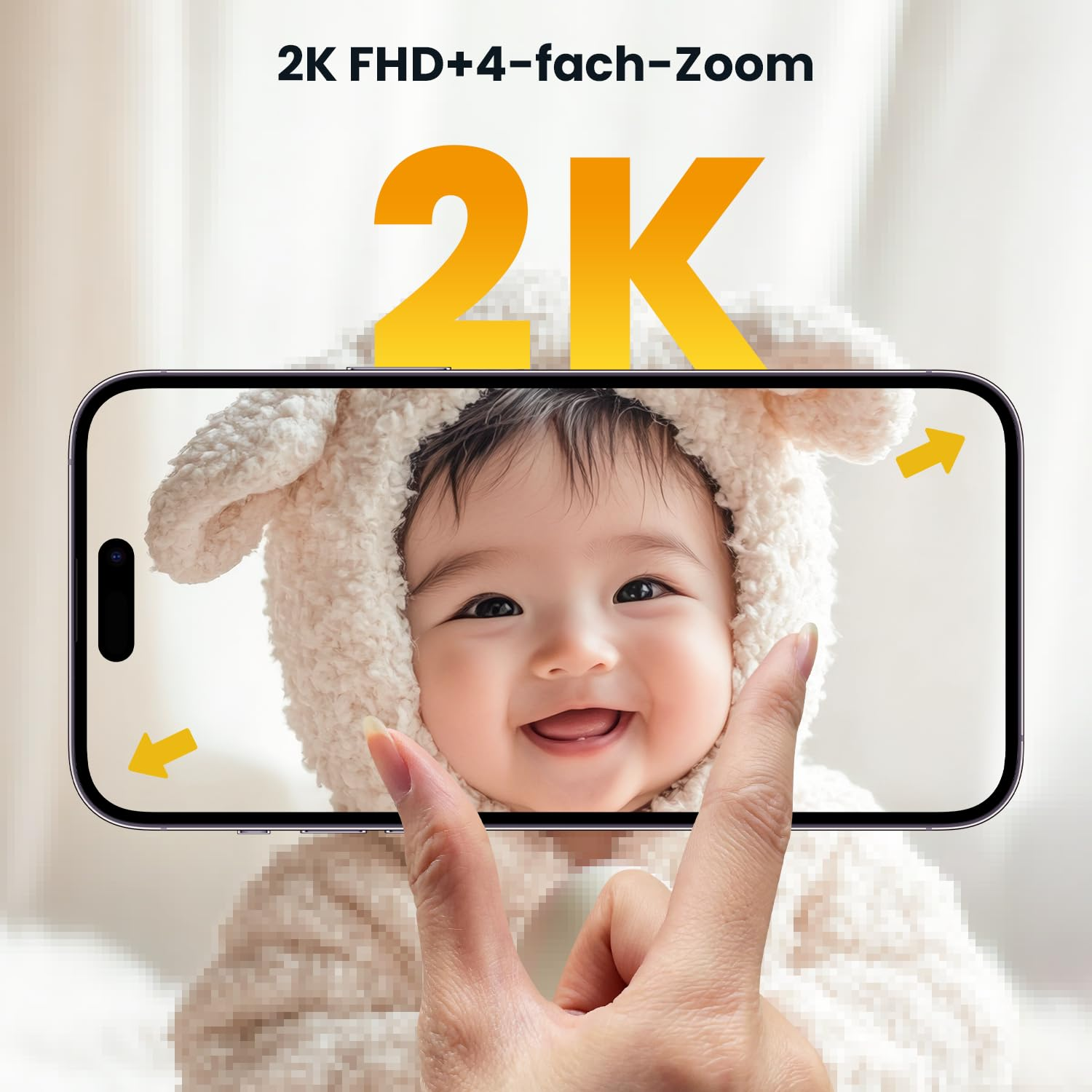 Main tenant un smartphone affichant un bébé souriant en sweat à capuche animal et graphismes 2K.