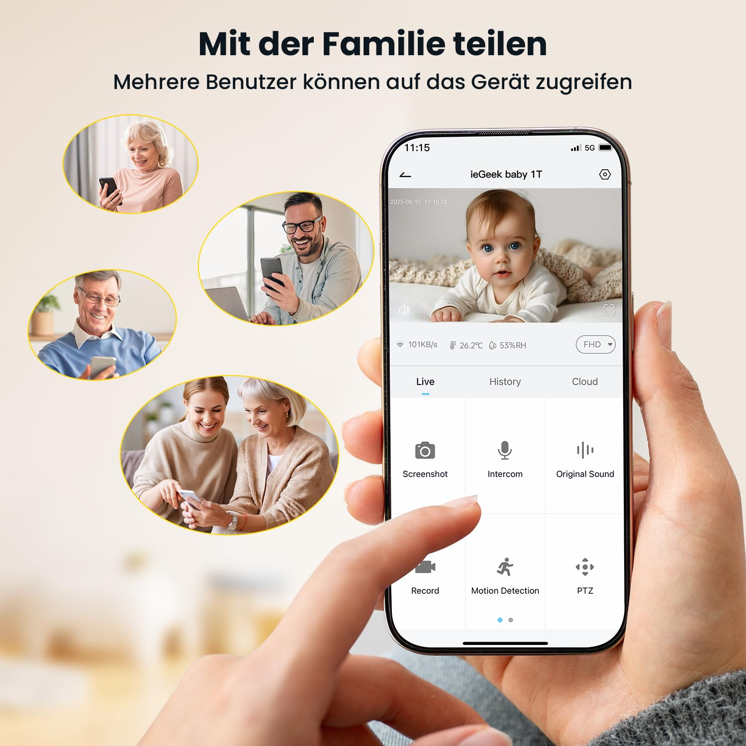 Un smartphone affiche une application babyphone pendant que des membres de la famille regardent sur leur mobile.