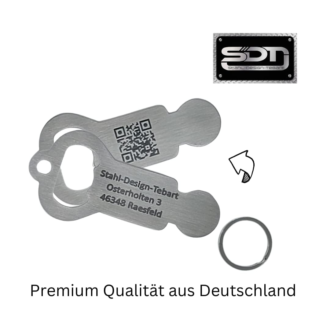 Zwei Metallflaschenöffner mit Gravur, QR-Code und Schlüsselring auf weißem Grund.