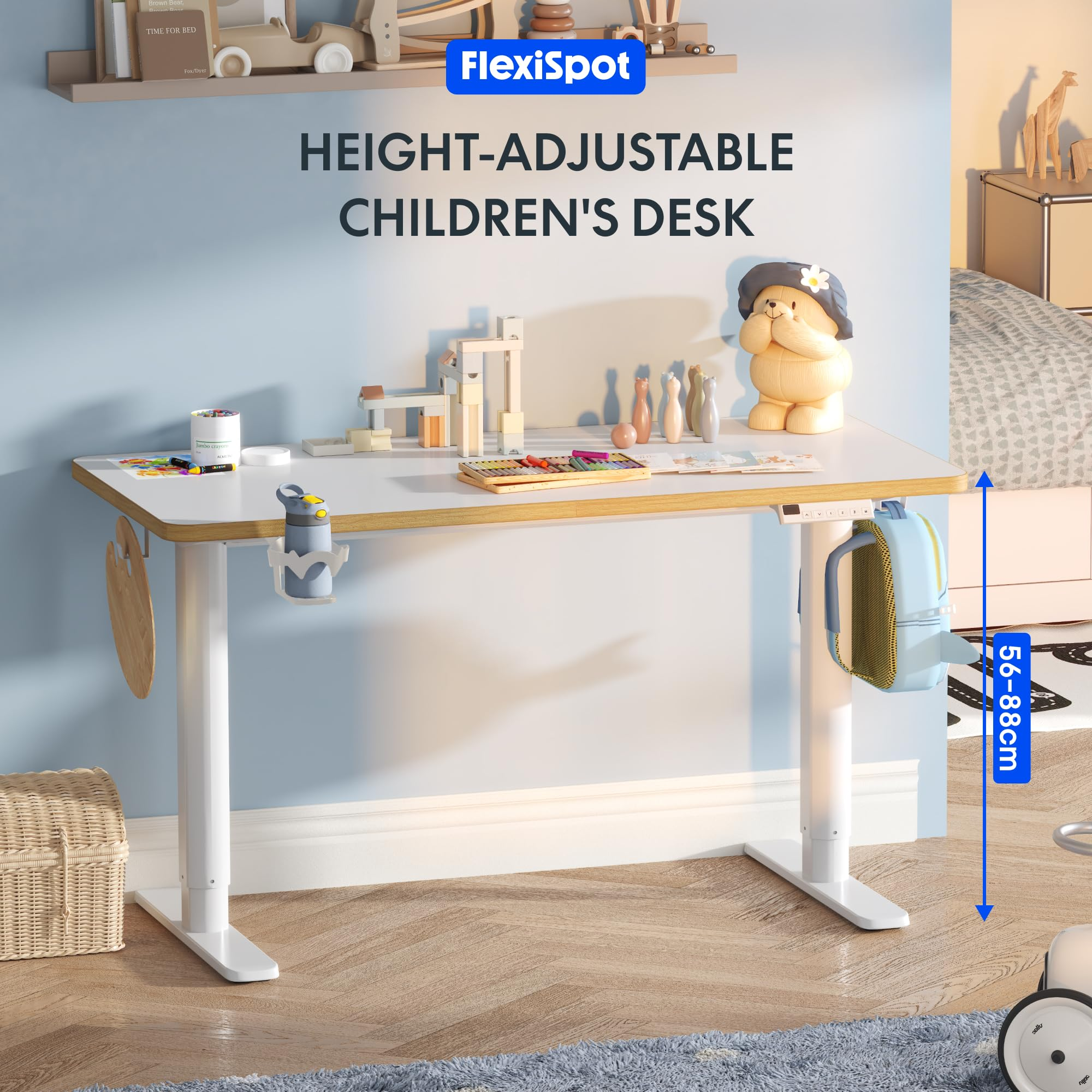 FlexiSpot höhenverstellbarer Kinderschreibtisch mit Spielzeug, Becherhalter und Schulranzen in einem hellen Kinderzimmer.