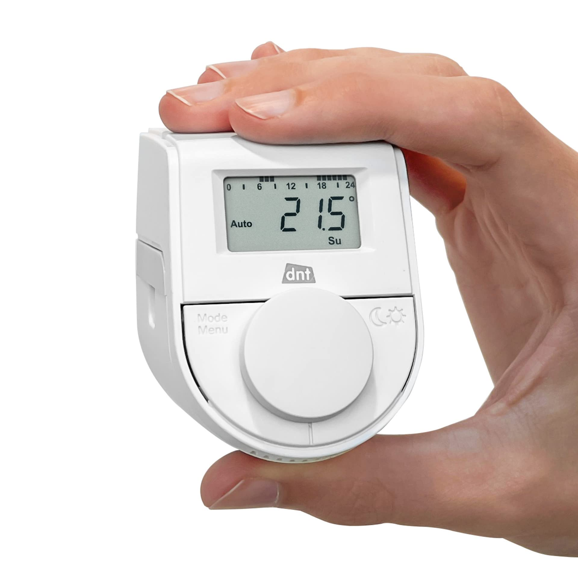 Eine Hand hält einen weißen digitalen Heizkörperthermostat mit Display gegen einen weißen Hintergrund.