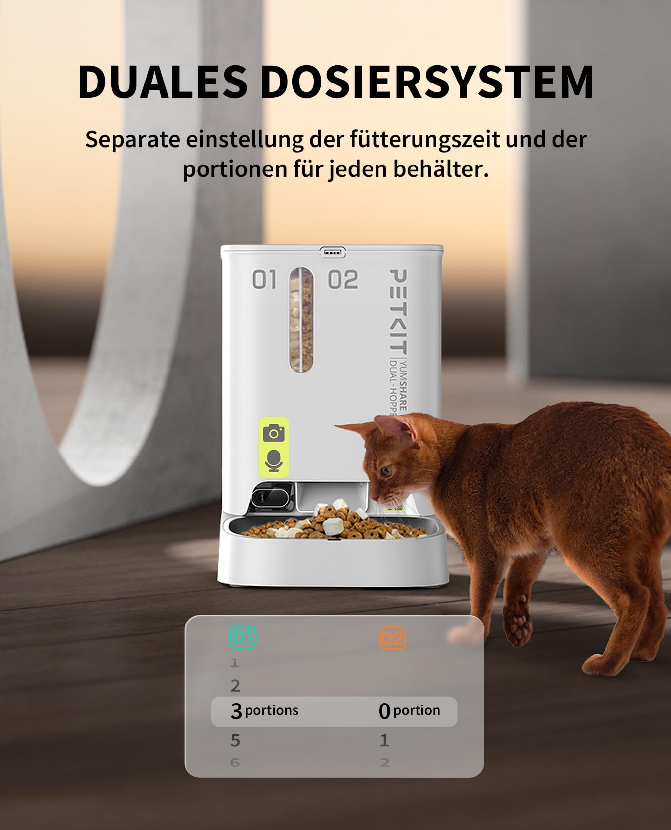 Un gatto arancione mangia da una ciotola automatica doppia e bianca su pavimento in legno.