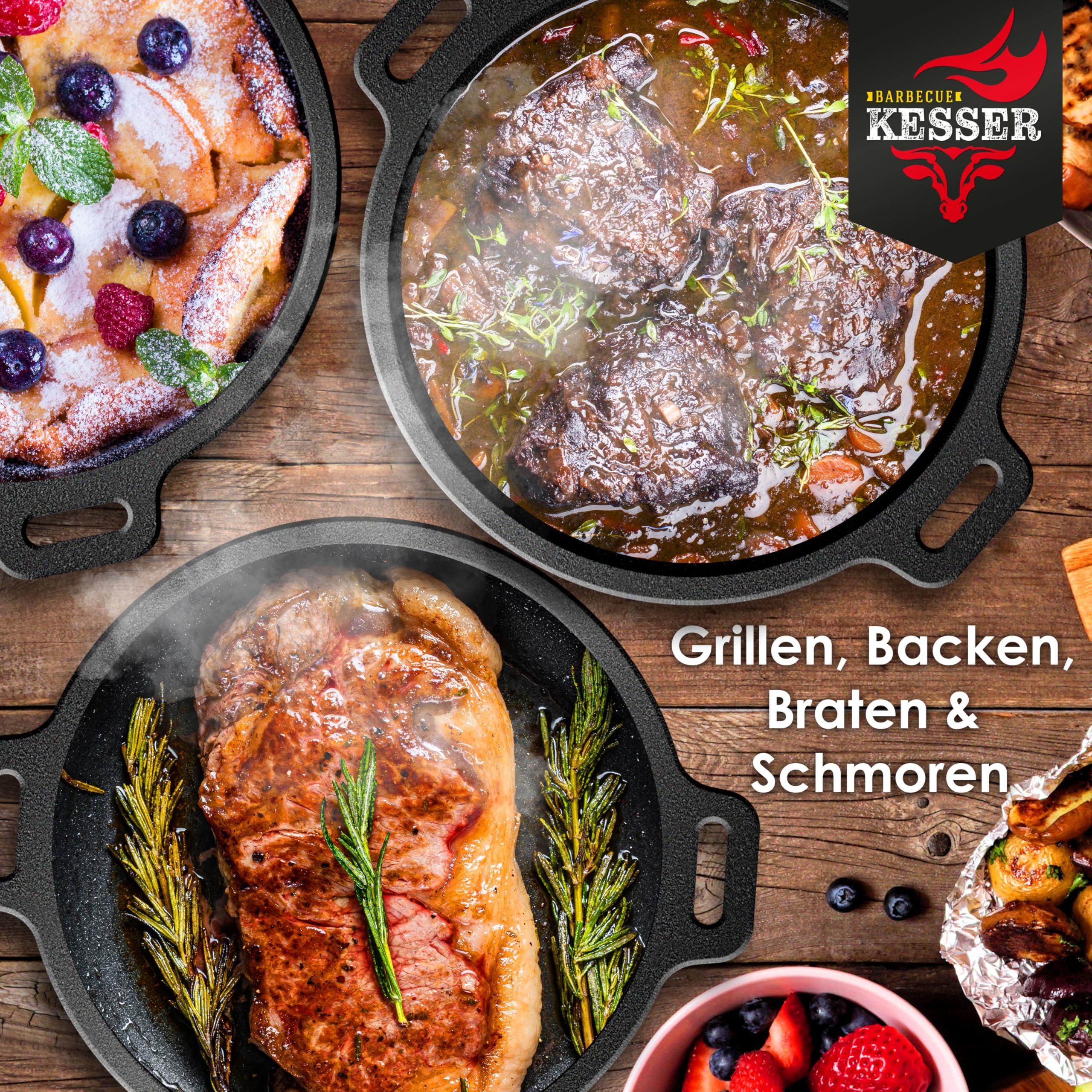 Drei gusseiserne Pfannen mit Fleisch, Beerenkuchen und Braten auf Holz.