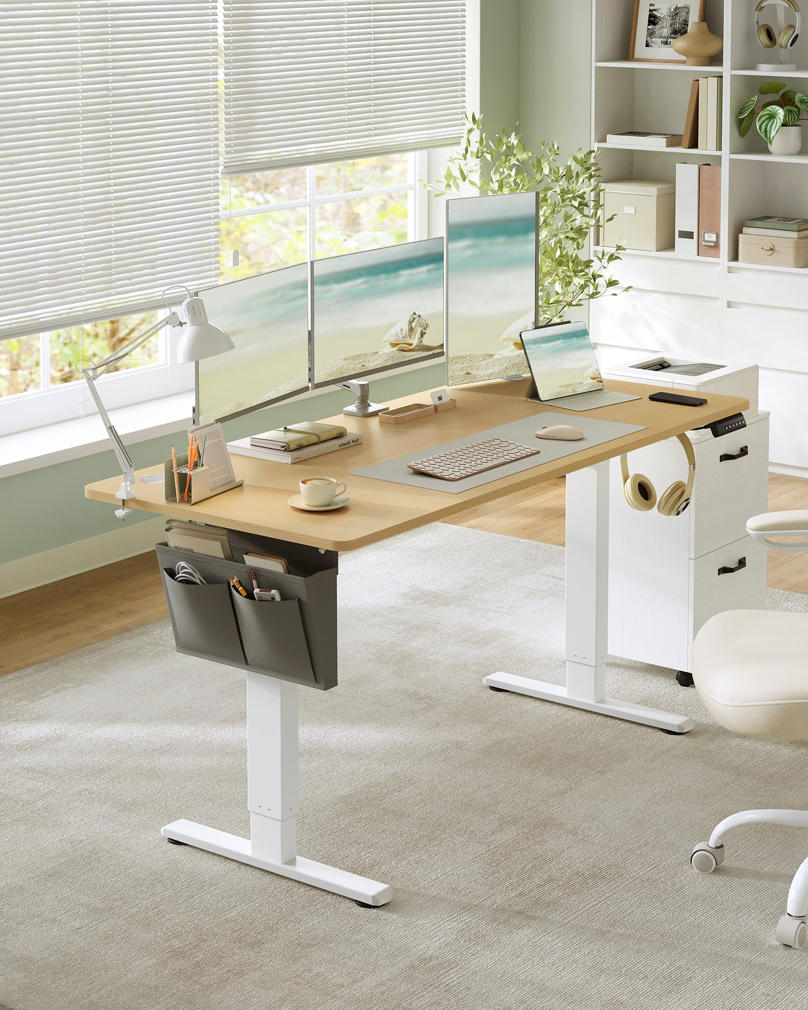 Bureau lumineux moderne avec trois écrans, clavier, lampe, organisateur suspendu et chaise blanche.