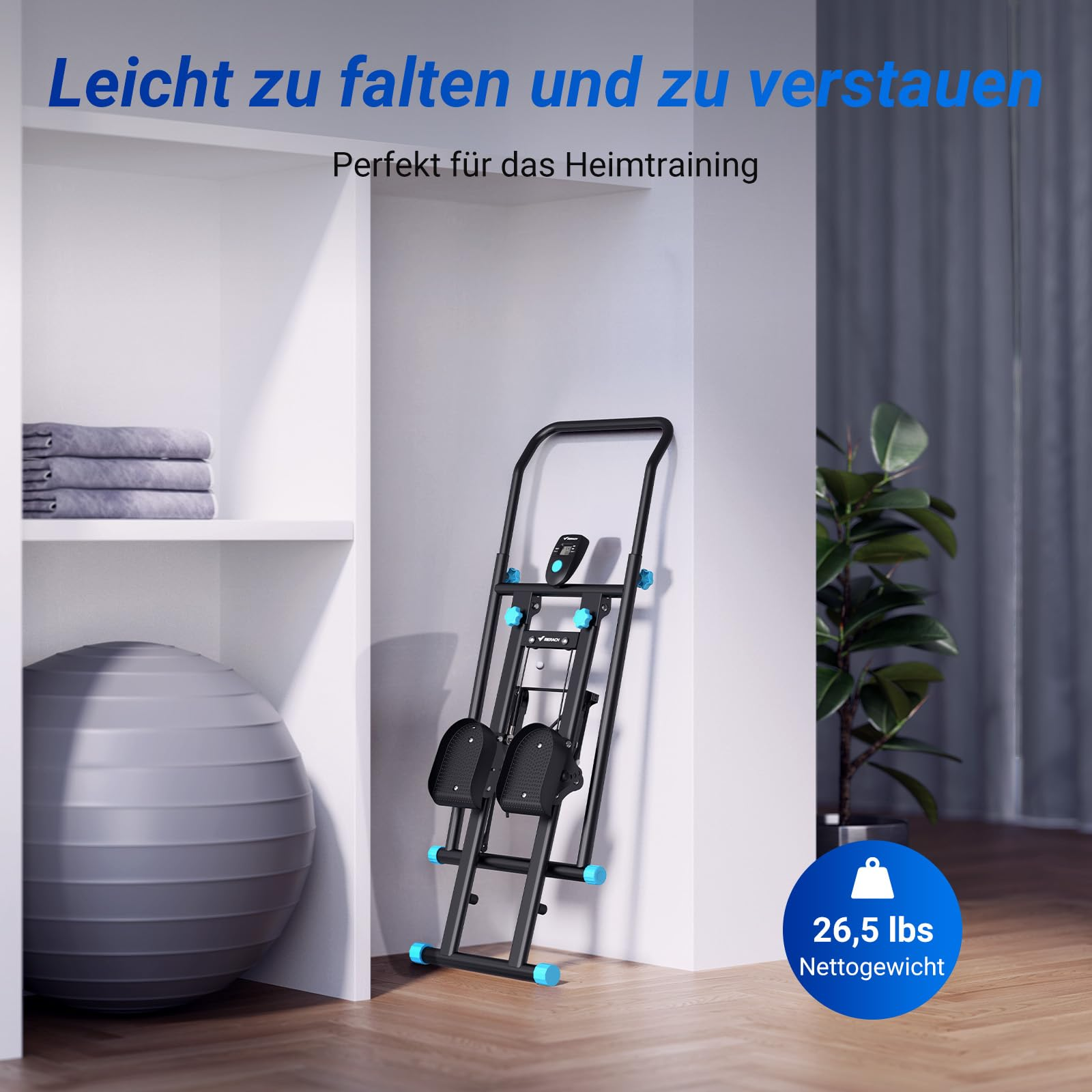 Ein zusammengeklappter schwarzer Rudergerät steht in einem Zimmer, mit Handtüchern links und einer Pflanze rechts.