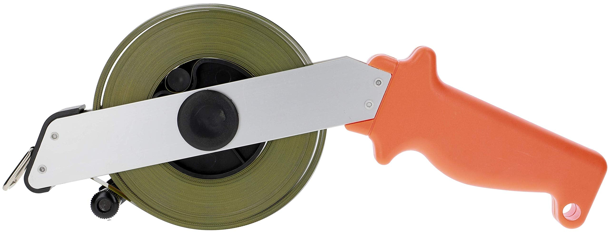 Ein langes grünes Maßband auf einer Rolle mit orangem Griff.
