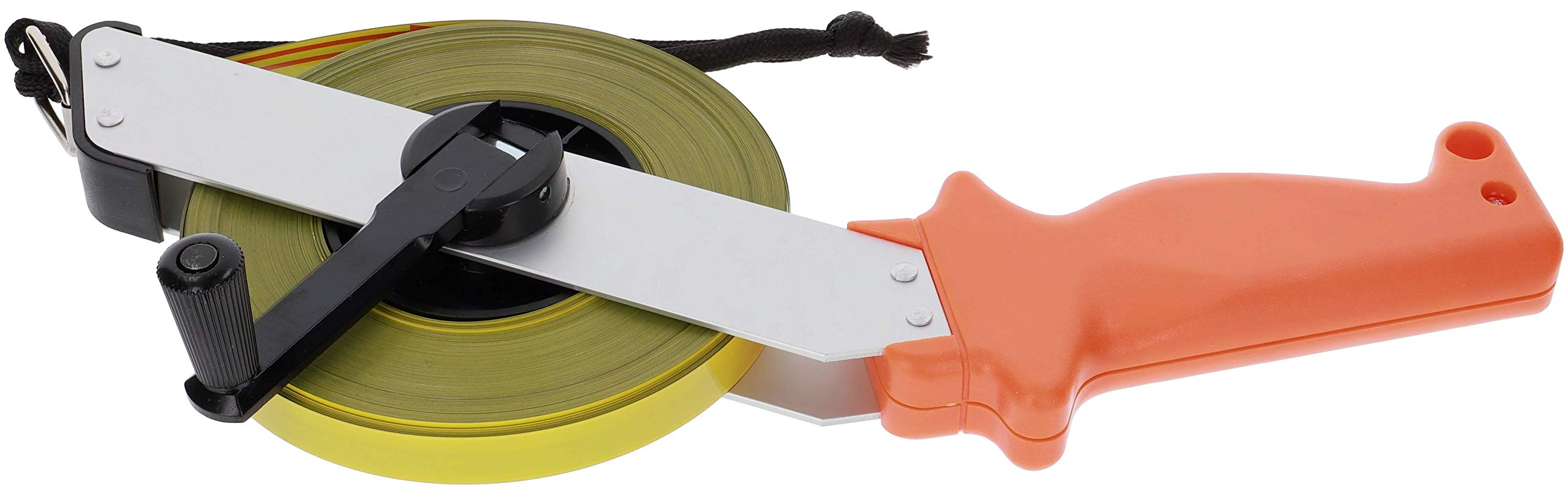 Ein Maßband mit gelbem Band, silbernem Rahmen und einem orangefarbenen Griff vor weißem Hintergrund.