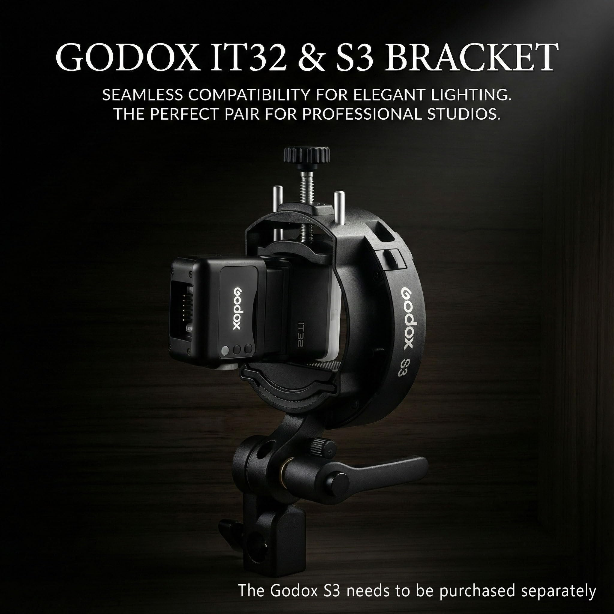 Flash Godox IT32 monté dans un support noir S3 sur un pied devant un fond sombre.